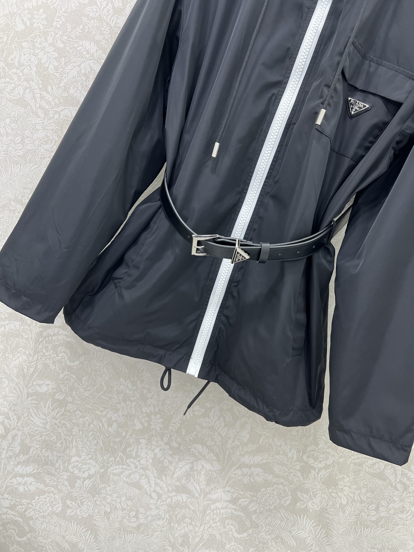 🔥🔥prad*25新款翻领腰带拉链外套 潮版来袭，解锁多元风格 衣橱里总缺一件适配所有心情的外套？看这里