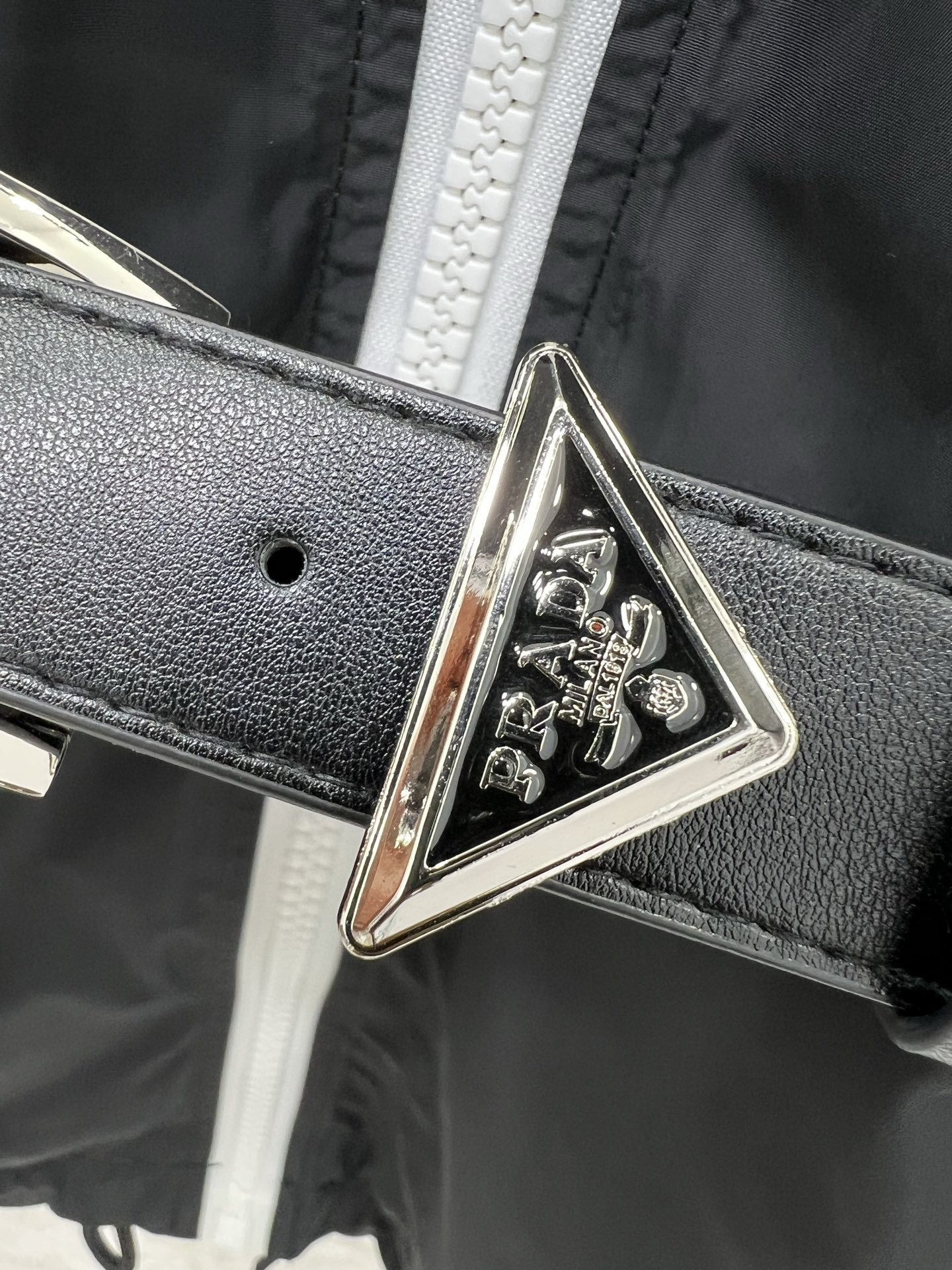 🔥🔥prad*25新款翻领腰带拉链外套 潮版来袭，解锁多元风格 衣橱里总缺一件适配所有心情的外套？看这里