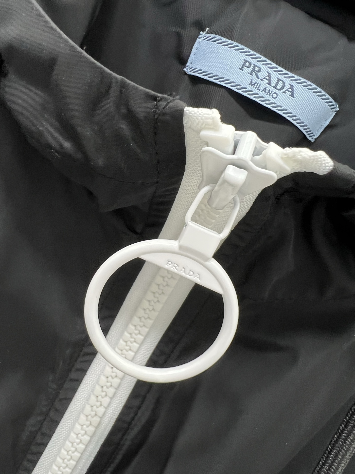 🔥🔥prad*25新款翻领腰带拉链外套 潮版来袭，解锁多元风格 衣橱里总缺一件适配所有心情的外套？看这里