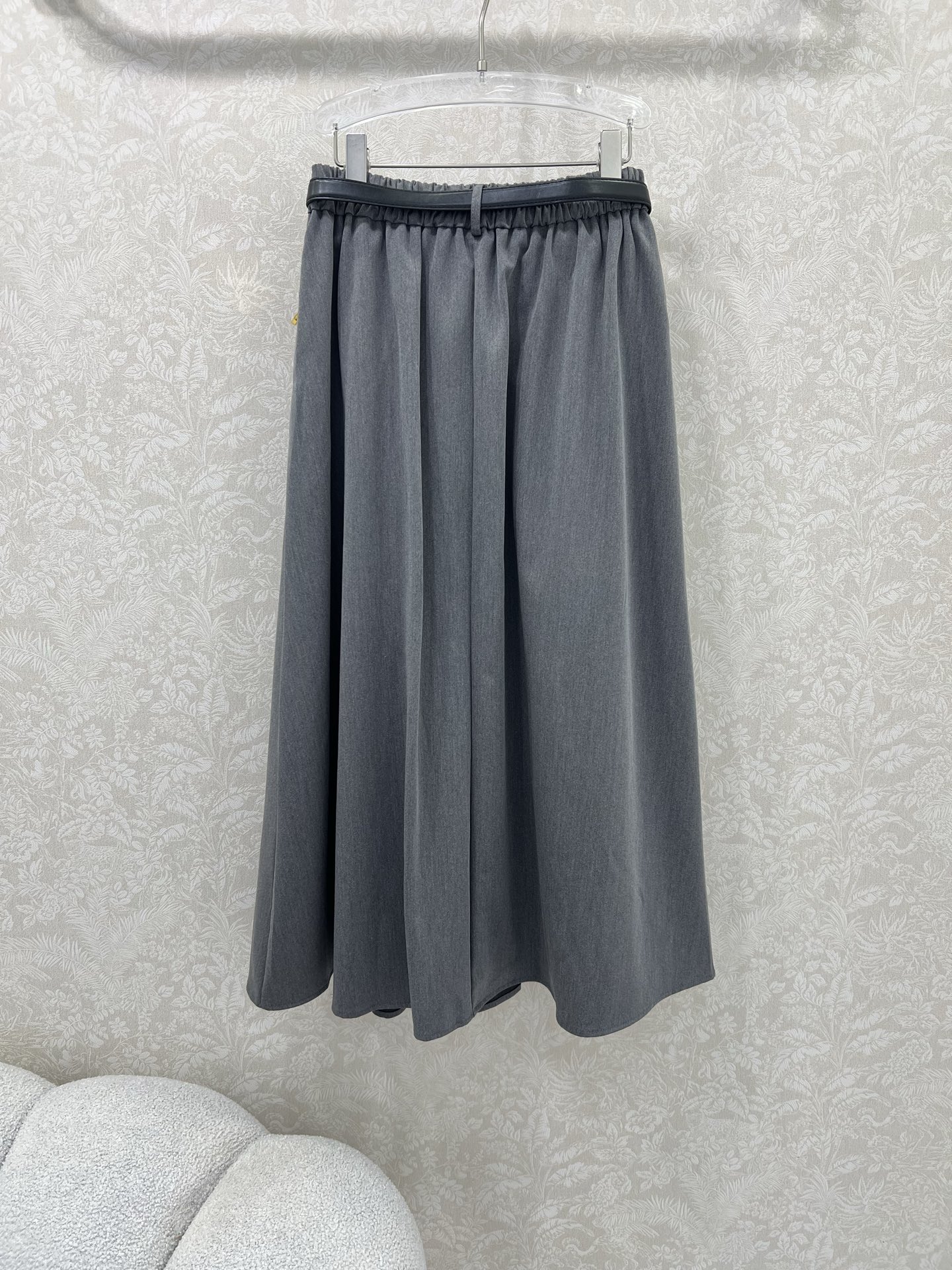 🔥🔥prad*25新款腰带半裙  经典西服面料纯色清爽干净  搭配定制腰带 今年超流行的工装风 版型休闲