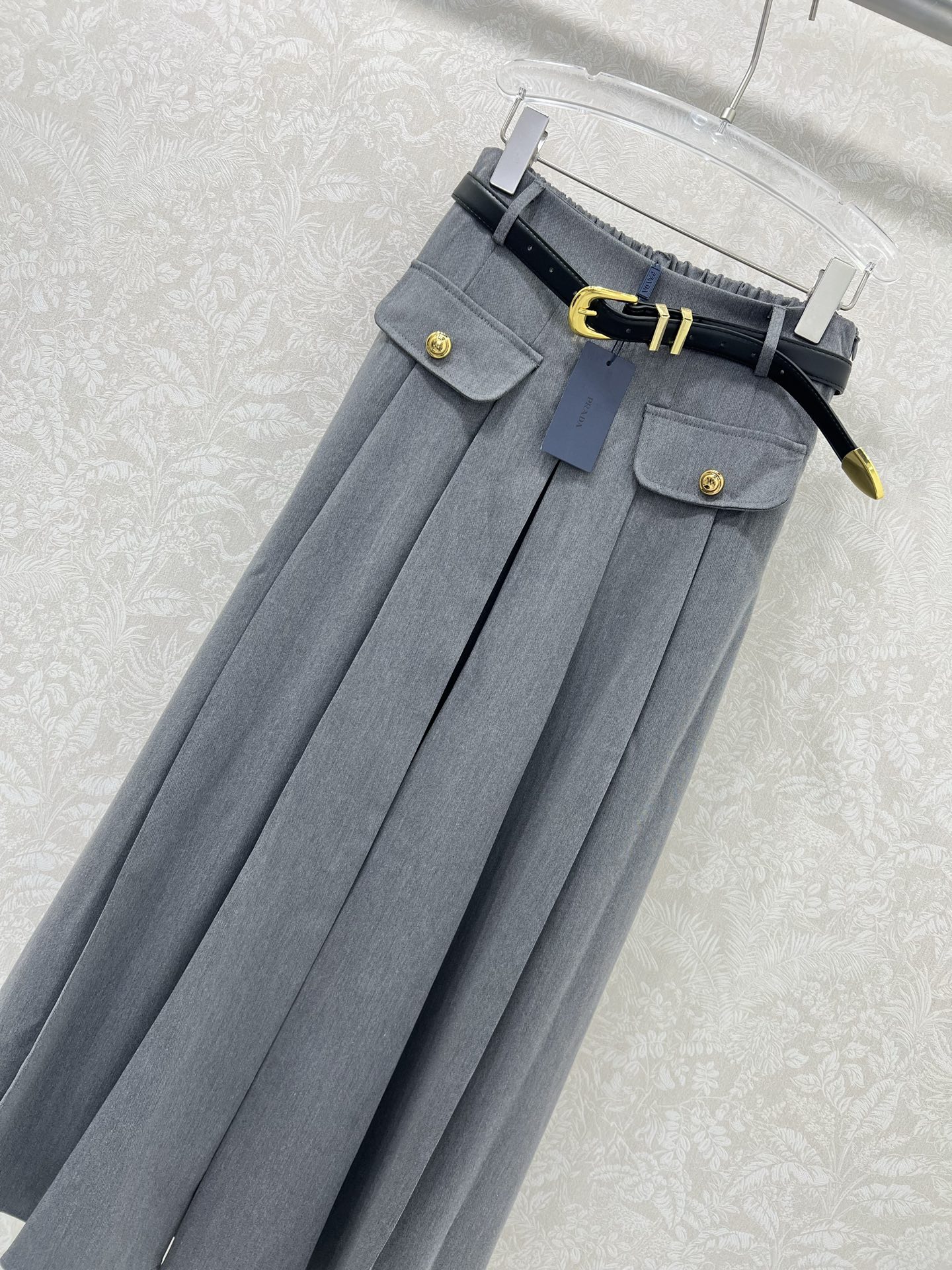 🔥🔥prad*25新款腰带半裙  经典西服面料纯色清爽干净  搭配定制腰带 今年超流行的工装风 版型休闲