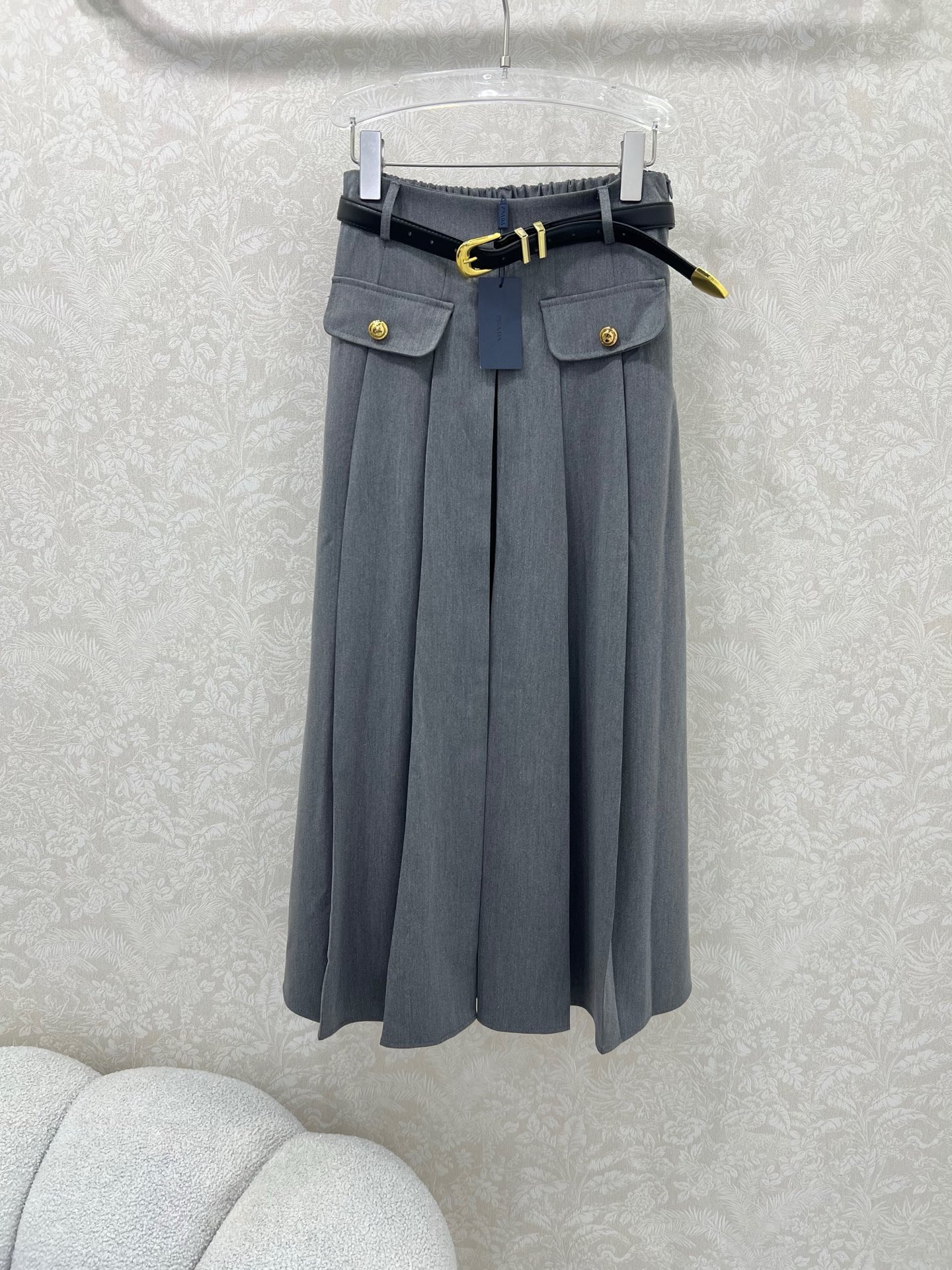 🔥🔥prad*25新款腰带半裙  经典西服面料纯色清爽干净  搭配定制腰带 今年超流行的工装风 版型休闲