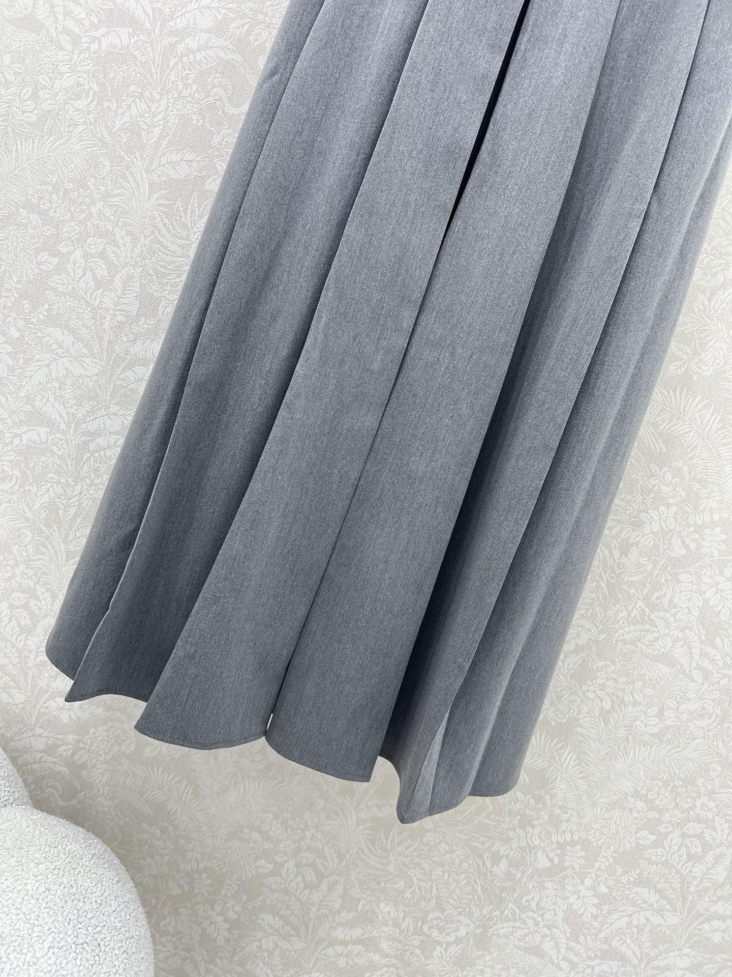 🔥🔥prad*25新款腰带半裙  经典西服面料纯色清爽干净  搭配定制腰带 今年超流行的工装风 版型休闲