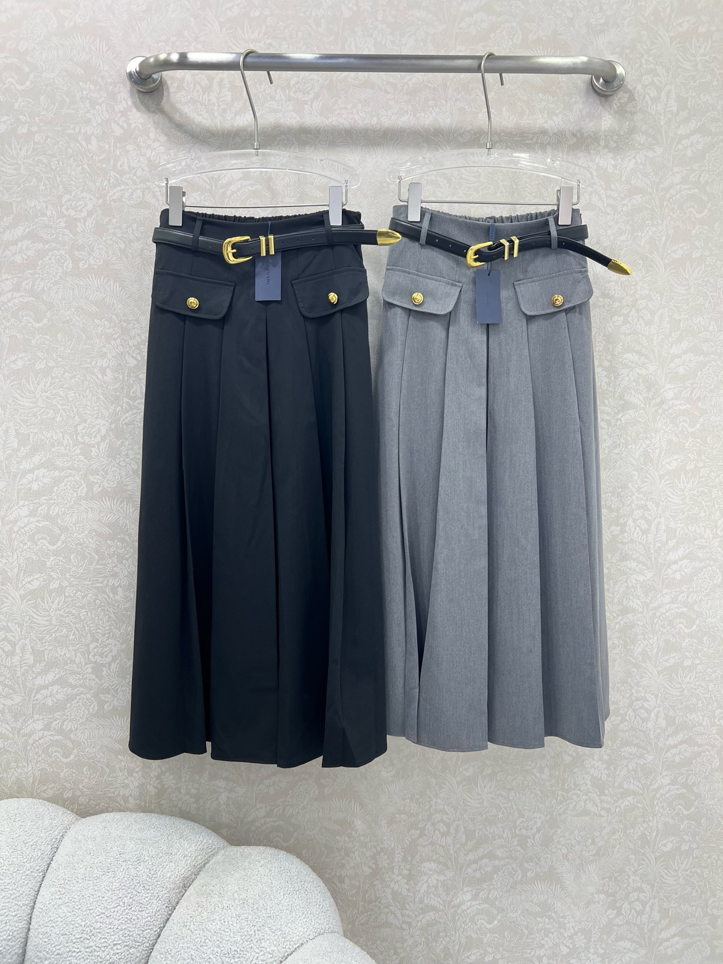 🔥🔥prad*25新款腰带半裙  经典西服面料纯色清爽干净  搭配定制腰带 今年超流行的工装风 版型休闲