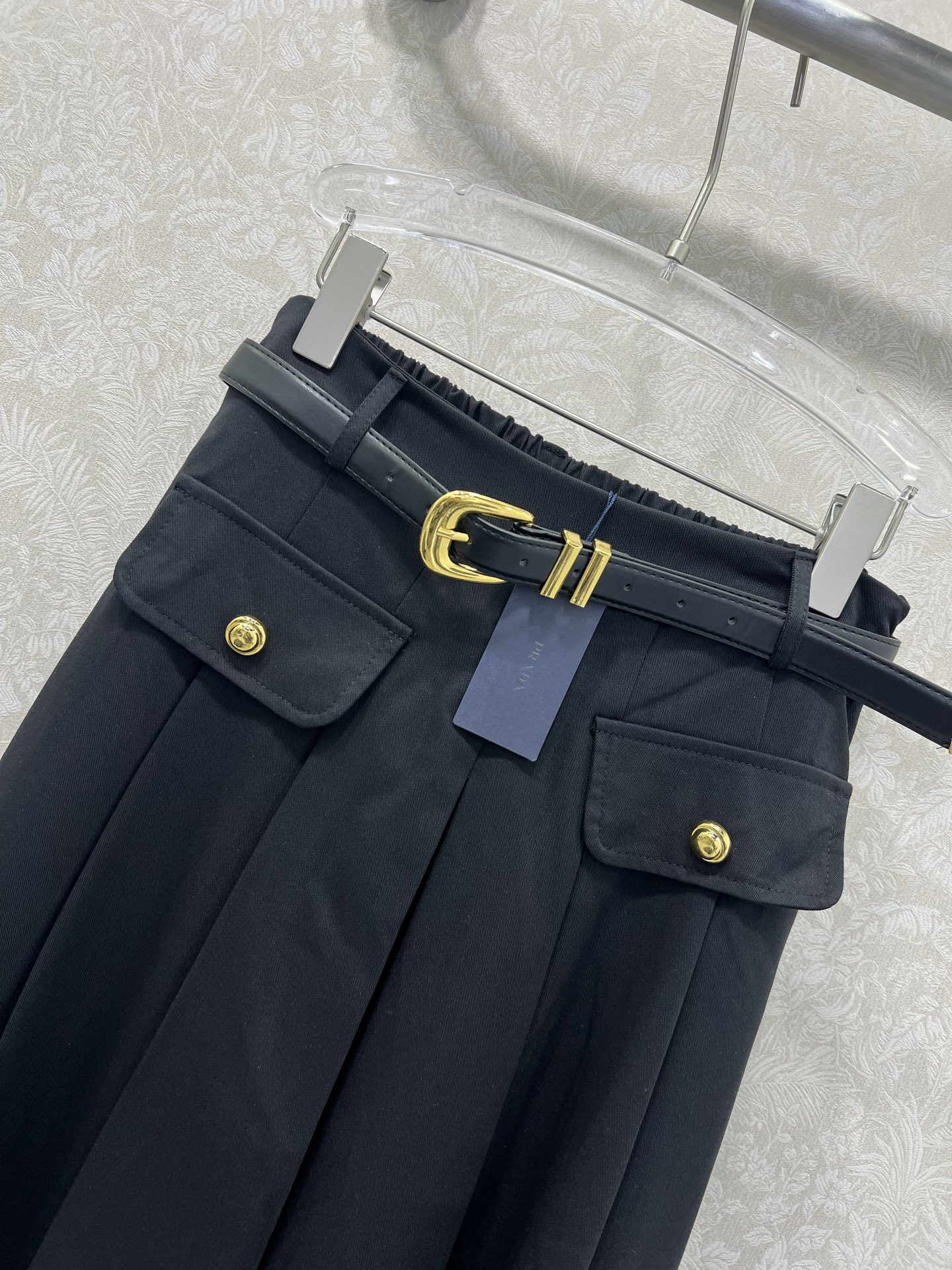 🔥🔥prad*25新款腰带半裙  经典西服面料纯色清爽干净  搭配定制腰带 今年超流行的工装风 版型休闲