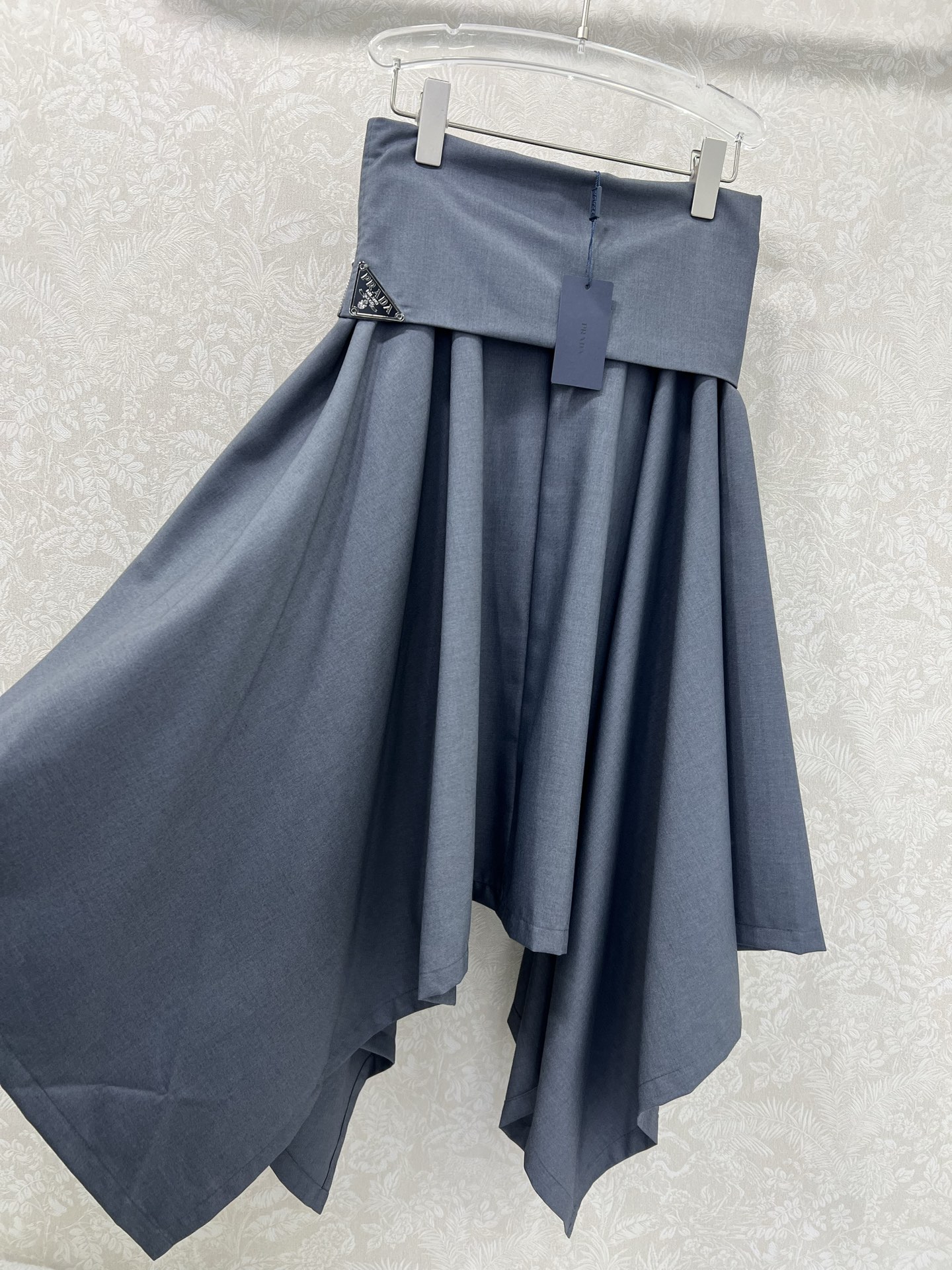 🔥🔥Prad*25新款腰部卷边不规则半裙  侧边经典三角标拉链装饰 老钱松弛感满满 修饰身材气质优雅 提