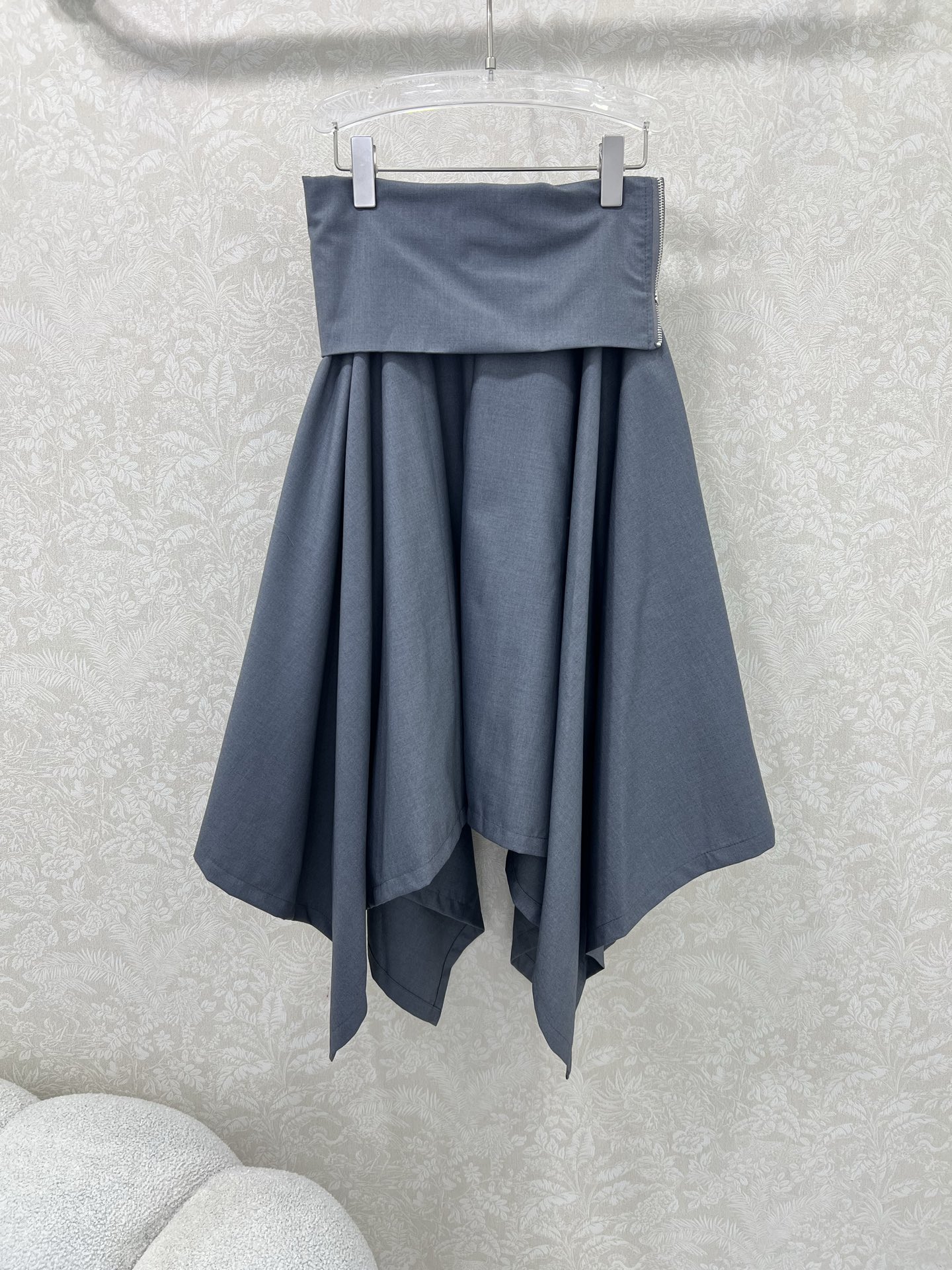 🔥🔥Prad*25新款腰部卷边不规则半裙  侧边经典三角标拉链装饰 老钱松弛感满满 修饰身材气质优雅 提