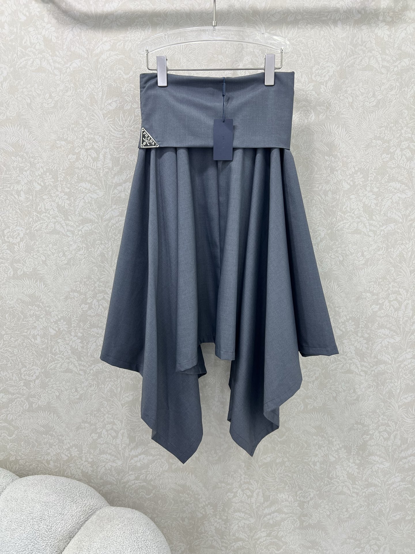 🔥🔥Prad*25新款腰部卷边不规则半裙  侧边经典三角标拉链装饰 老钱松弛感满满 修饰身材气质优雅 提