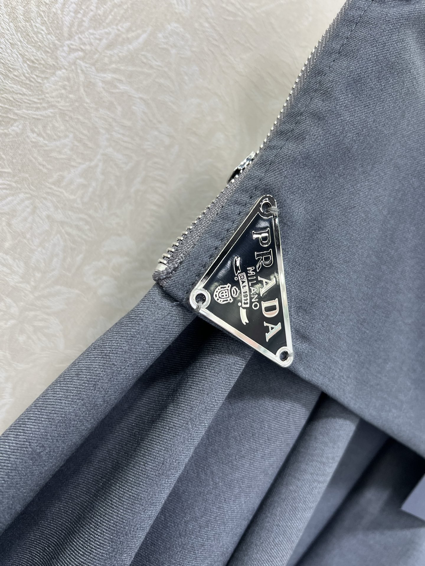 🔥🔥Prad*25新款腰部卷边不规则半裙  侧边经典三角标拉链装饰 老钱松弛感满满 修饰身材气质优雅 提