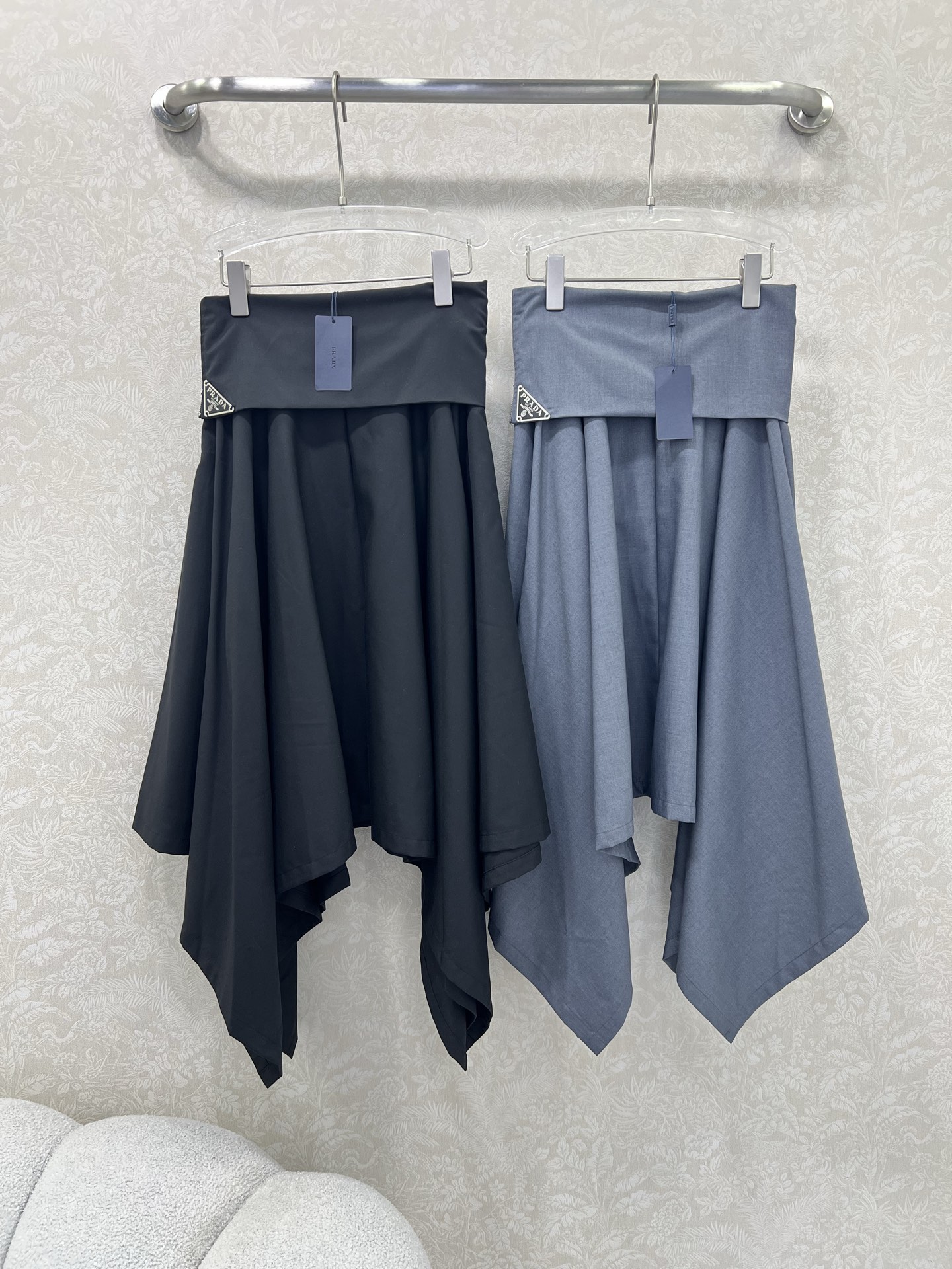 🔥🔥Prad*25新款腰部卷边不规则半裙  侧边经典三角标拉链装饰 老钱松弛感满满 修饰身材气质优雅 提