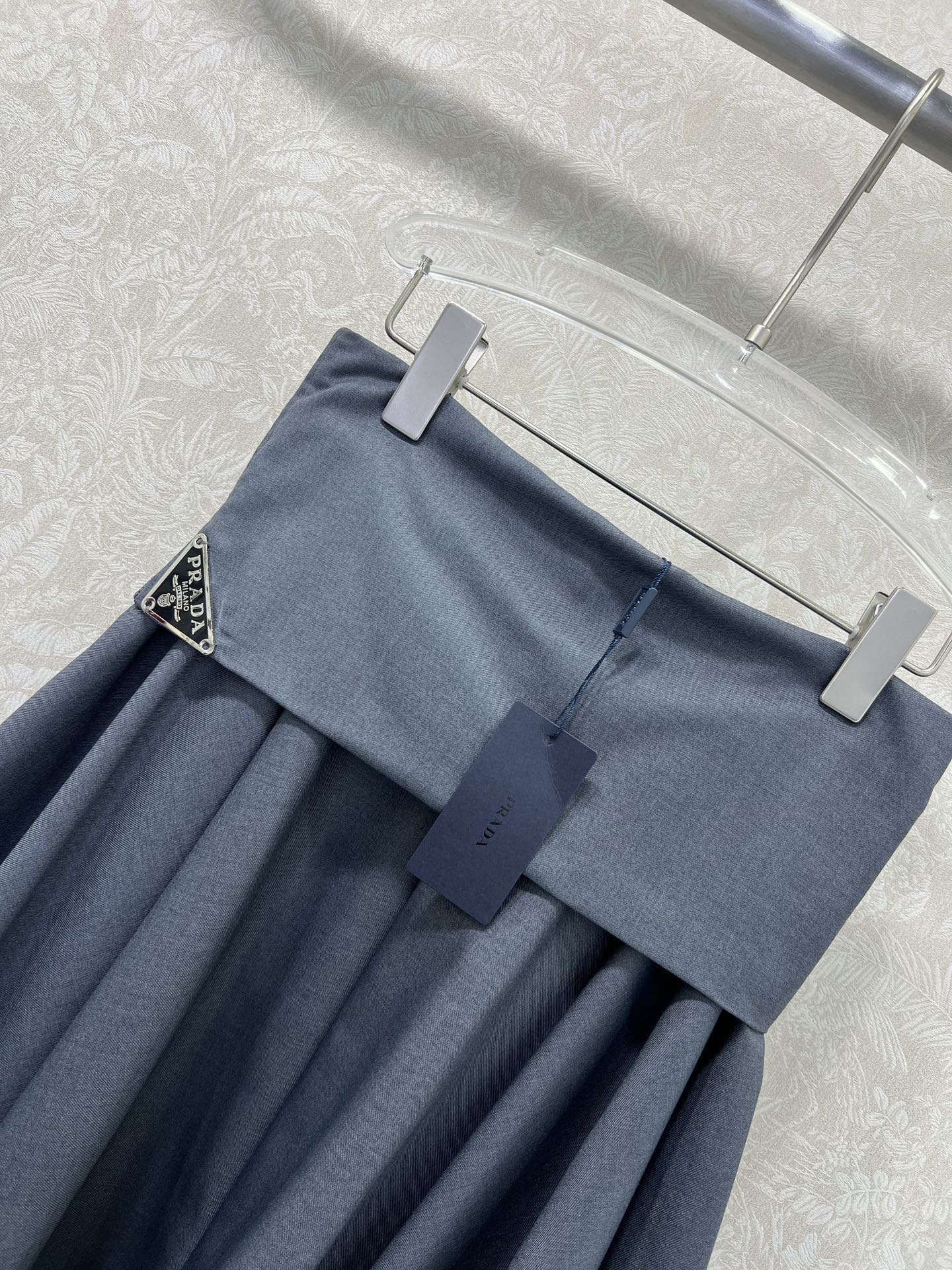 🔥🔥Prad*25新款腰部卷边不规则半裙  侧边经典三角标拉链装饰 老钱松弛感满满 修饰身材气质优雅 提