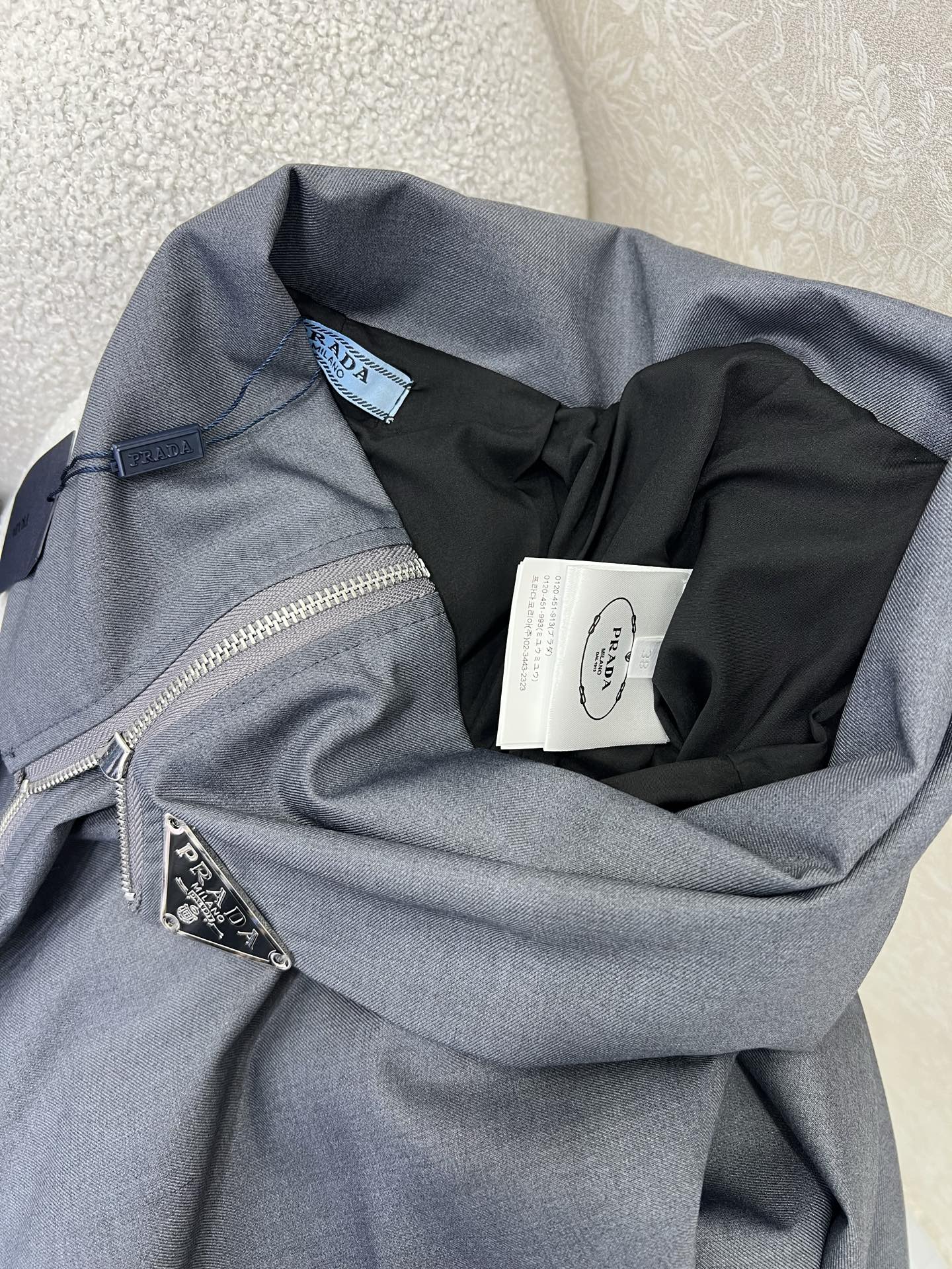 🔥🔥Prad*25新款腰部卷边不规则半裙  侧边经典三角标拉链装饰 老钱松弛感满满 修饰身材气质优雅 提