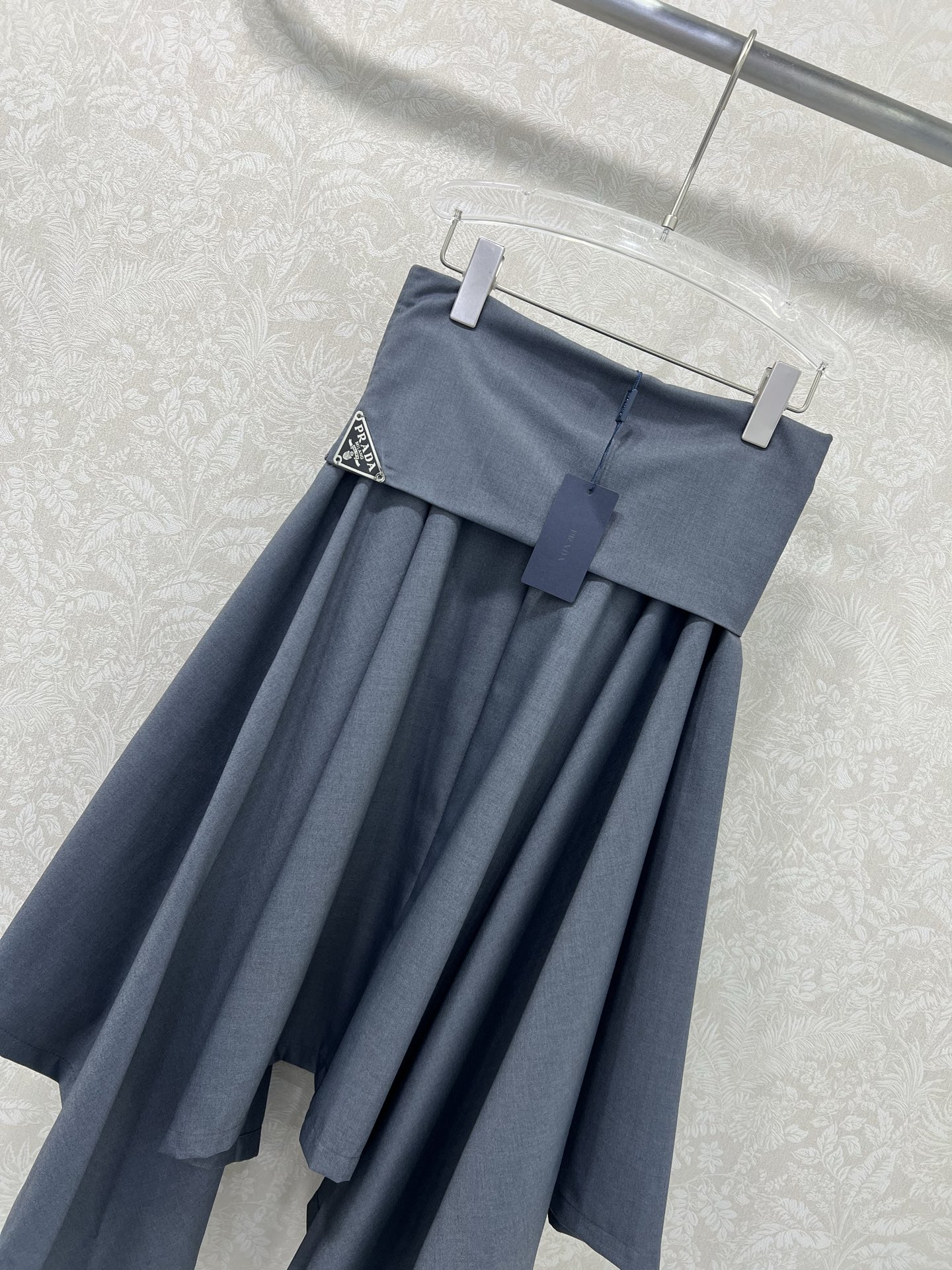 🔥🔥Prad*25新款腰部卷边不规则半裙  侧边经典三角标拉链装饰 老钱松弛感满满 修饰身材气质优雅 提