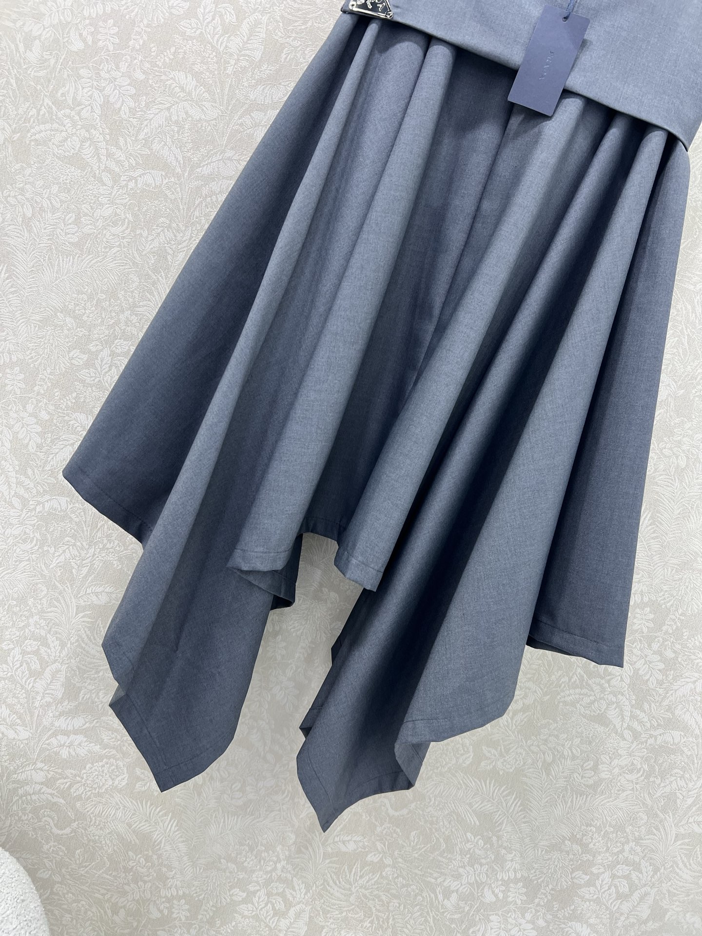 🔥🔥Prad*25新款腰部卷边不规则半裙  侧边经典三角标拉链装饰 老钱松弛感满满 修饰身材气质优雅 提