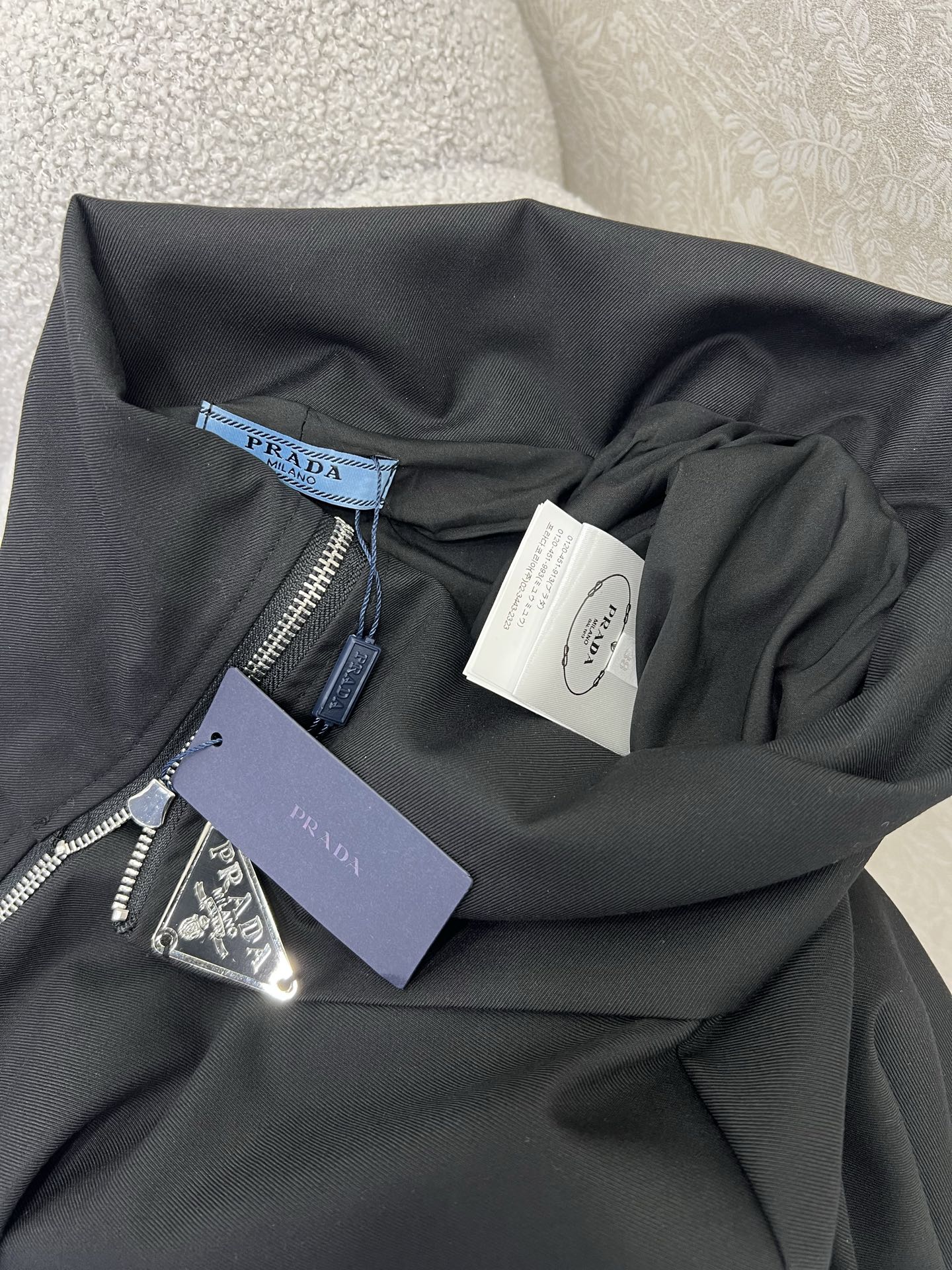 🔥🔥Prad*25新款腰部卷边不规则半裙  侧边经典三角标拉链装饰 老钱松弛感满满 修饰身材气质优雅 提