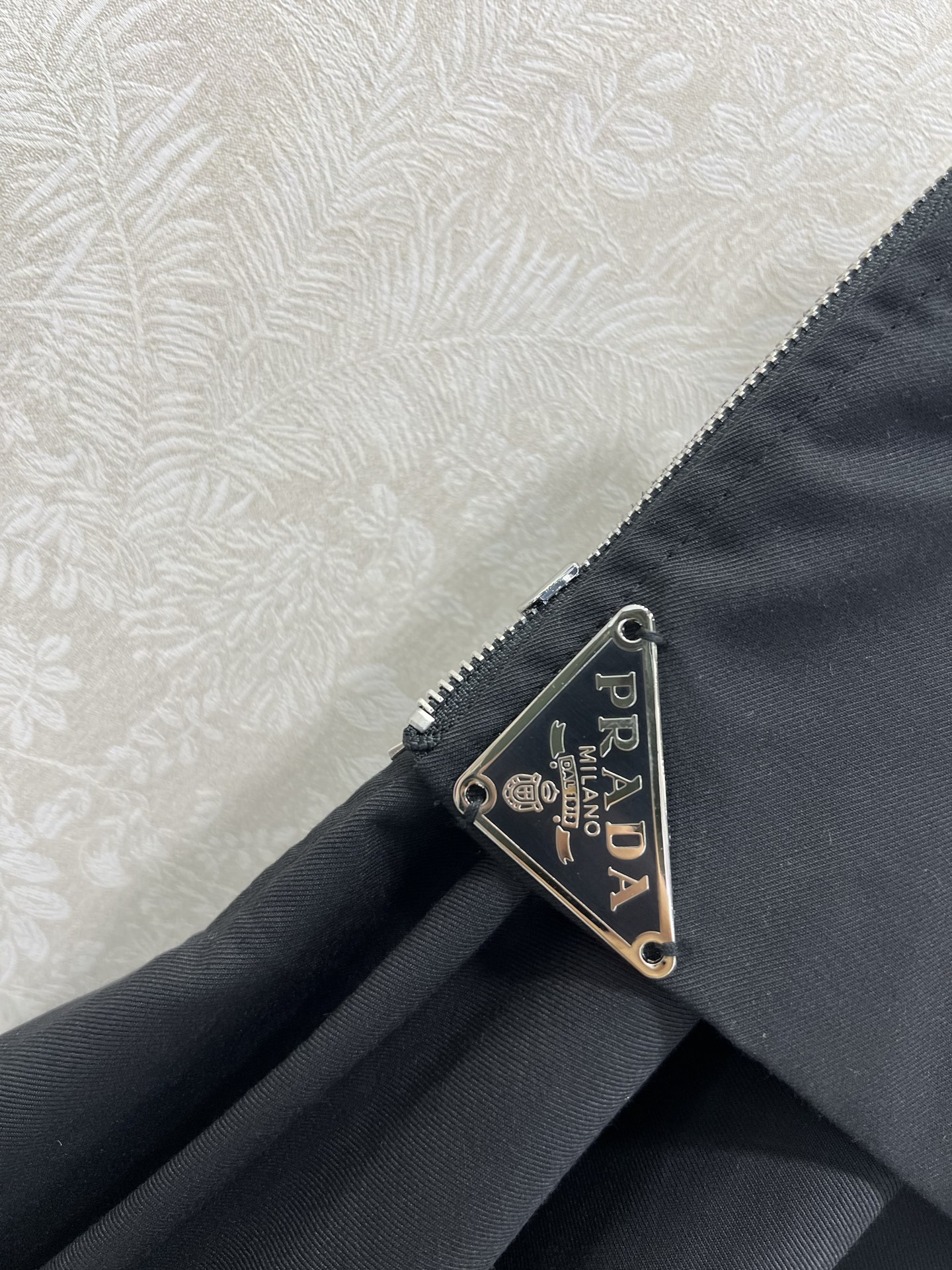 🔥🔥Prad*25新款腰部卷边不规则半裙  侧边经典三角标拉链装饰 老钱松弛感满满 修饰身材气质优雅 提