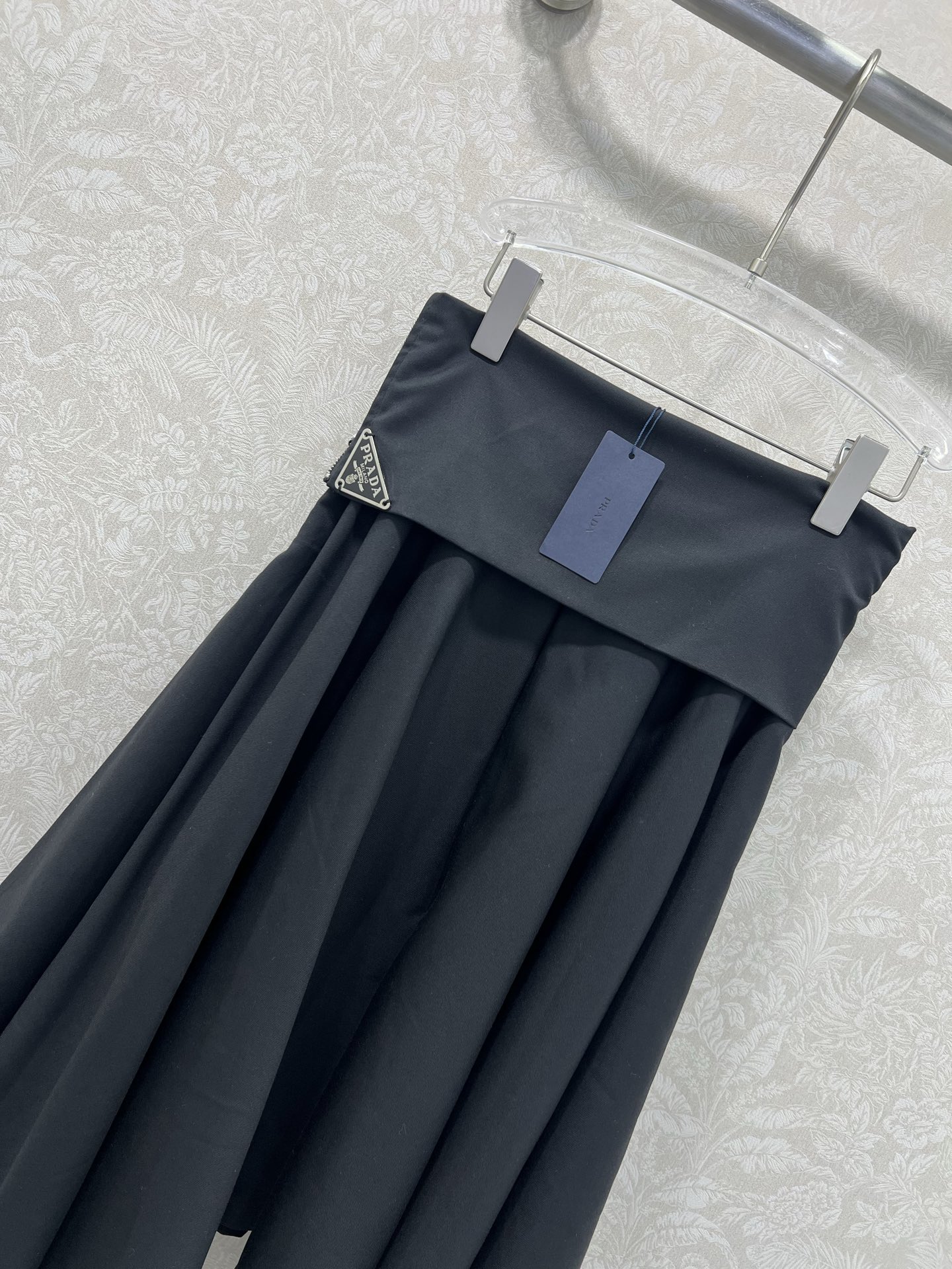 🔥🔥Prad*25新款腰部卷边不规则半裙  侧边经典三角标拉链装饰 老钱松弛感满满 修饰身材气质优雅 提