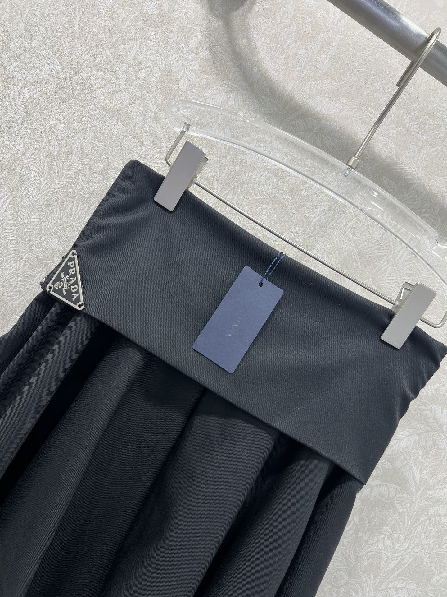 🔥🔥Prad*25新款腰部卷边不规则半裙  侧边经典三角标拉链装饰 老钱松弛感满满 修饰身材气质优雅 提