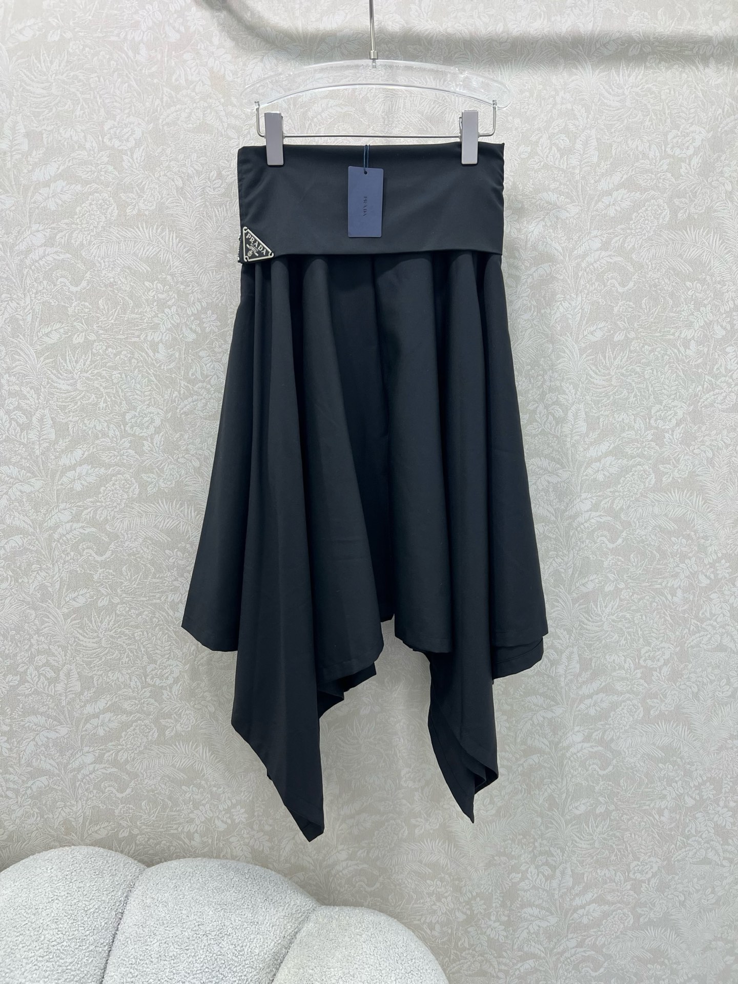 🔥🔥Prad*25新款腰部卷边不规则半裙  侧边经典三角标拉链装饰 老钱松弛感满满 修饰身材气质优雅 提