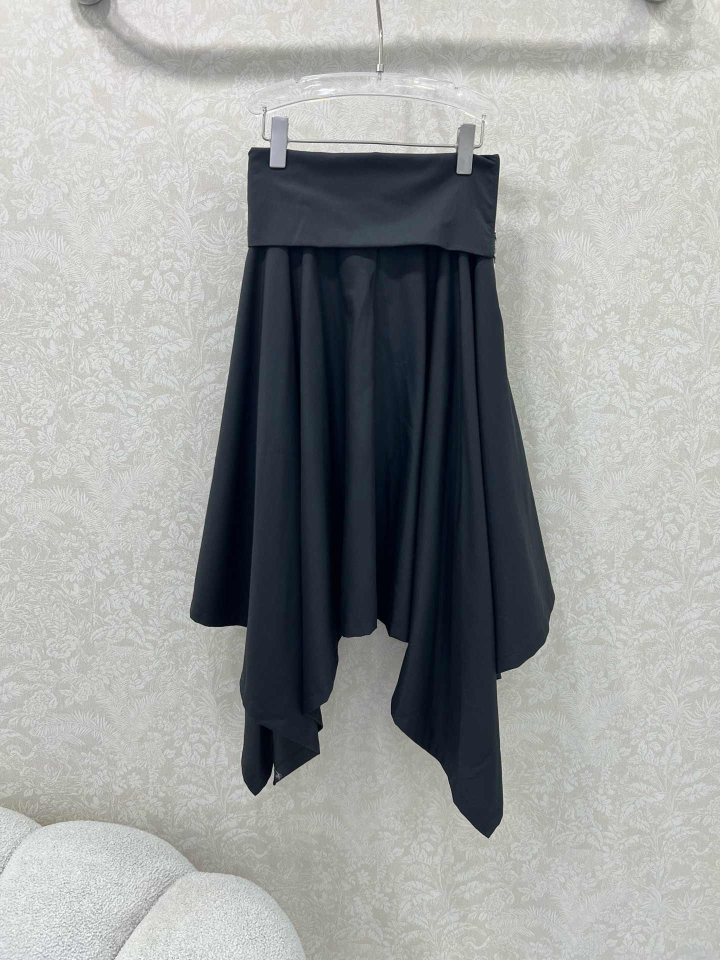 🔥🔥Prad*25新款腰部卷边不规则半裙  侧边经典三角标拉链装饰 老钱松弛感满满 修饰身材气质优雅 提