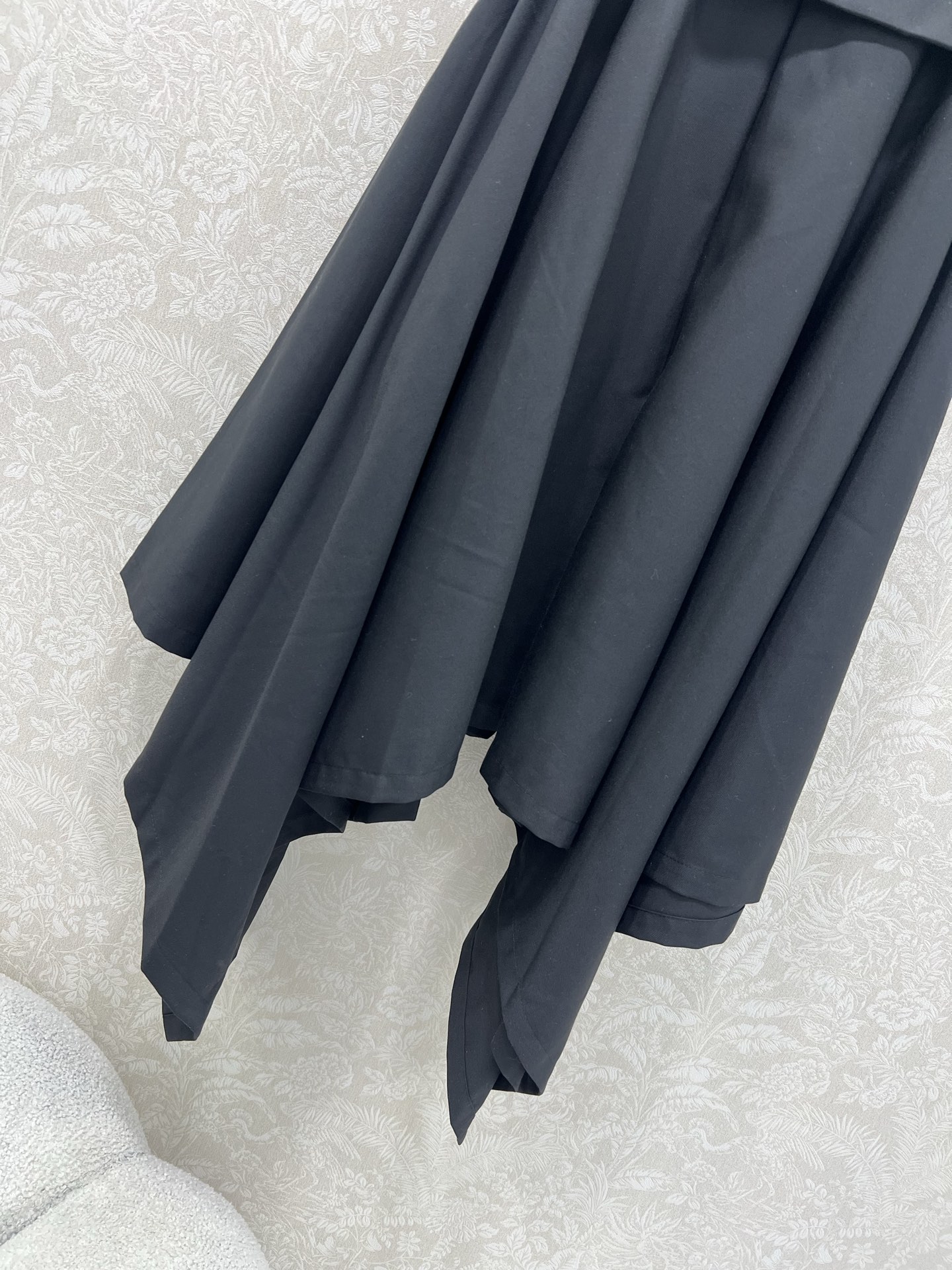 🔥🔥Prad*25新款腰部卷边不规则半裙  侧边经典三角标拉链装饰 老钱松弛感满满 修饰身材气质优雅 提