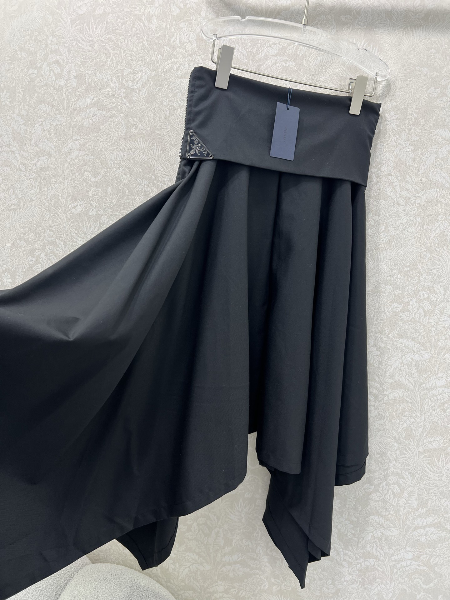🔥🔥Prad*25新款腰部卷边不规则半裙  侧边经典三角标拉链装饰 老钱松弛感满满 修饰身材气质优雅 提
