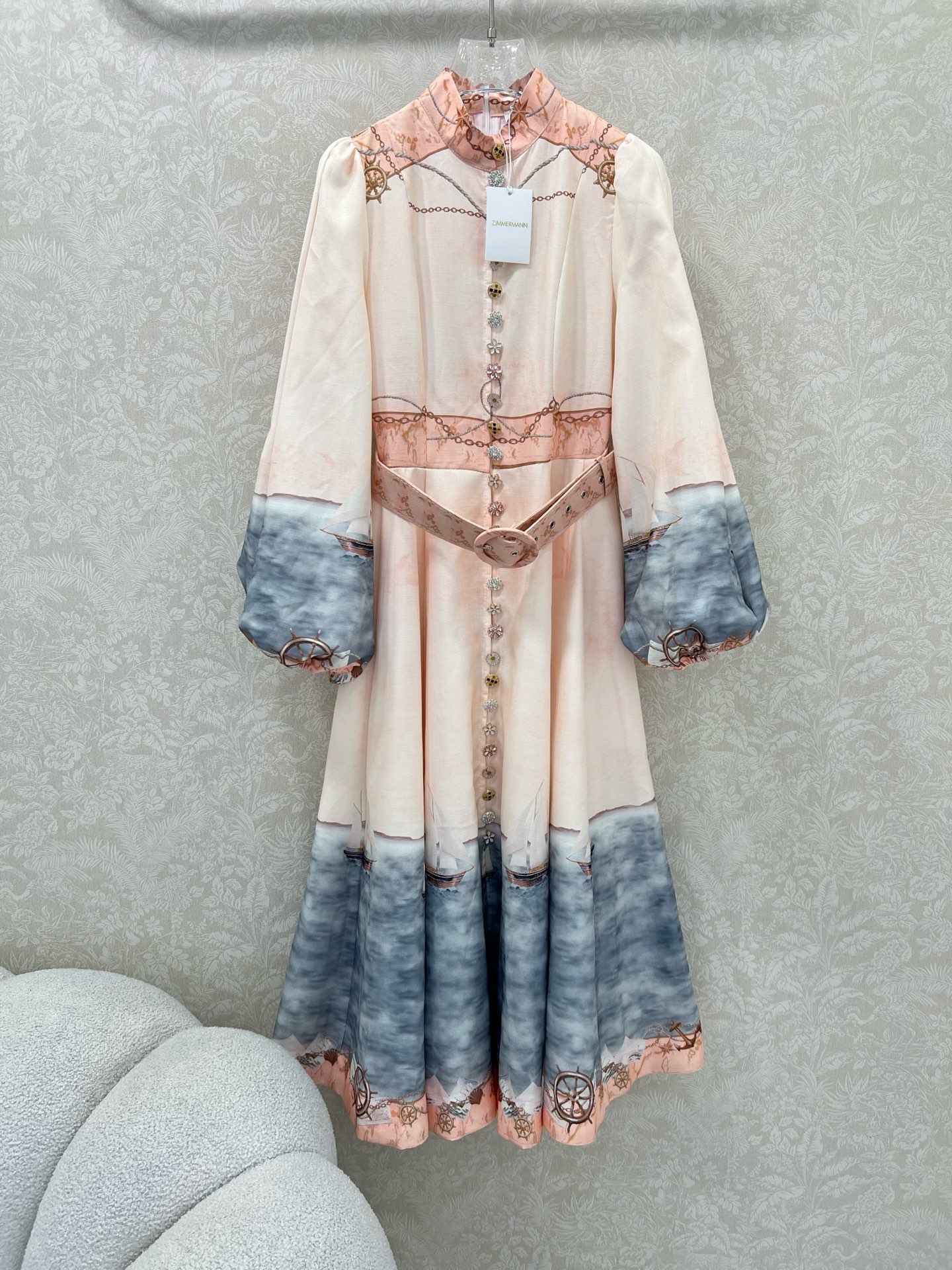 NO:677065,Zimmerman*/Zimmerman 25 new beach vacation series is new at the same time ~ long dress, small stand-up collar and lantern sleeve design, custom-made Duobao pattern hardware on the front, super eye-catching and eye-catching. The cuffs are tightened into puff sleeves. Original fabric color belt is delivered. The skirt is oversized and full of sincerity. Super invincible fairy style. Heavy workmanship details, perfect replica of the counter style. Full of high-end feeling, super correct version, casual wear shows off your temperament.  Long 1 color 4 sizes SMLXL, Zimmerman-clothing, skirts,19860909Zimmerman*兹/默曼 25新款沙滩度假系列 同步上新啦~长款连衣裙 小立领和灯笼袖设计 前襟定制多宝花样五金 超吸睛让人眼前一亮 袖口收紧变成泡泡袖 配送本布色系腰带 裙身超大摆用料诚意满满 超无敌仙女款 重工细节,完美复刻专柜款 高级感满满,版型超正 随意一搭都显气质 长款1色4码SMLXL,兹默曼-服装,skirts,,Women's clothing