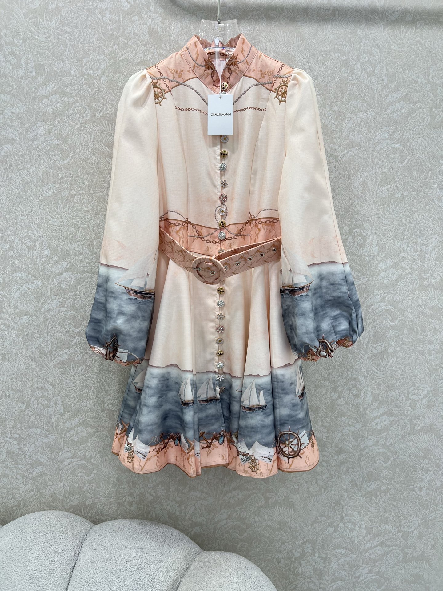 NO:677061,Zimmerman*/Zimmerman 25 new beach vacation series is new at the same time ~ short dress, small stand-up collar and lantern sleeve design, custom-made Duobao pattern hardware on the front, super eye-catching and eye-catching. The cuffs are tightened into puff sleeves. Original fabric color belt is delivered. The skirt is oversized and full of sincerity. Super invincible fairy style. Heavy workmanship details, perfect replica of the counter style. Full of high-end, super correct version. It shows temperament in any combination.  Short 1 color 4 sizes SMLXL, Zimmerman-clothing, skirts,19860909Zimmerman*兹/默曼 25新款沙滩度假系列 同步上新啦~短款连衣裙 小立领和灯笼袖设计 前襟定制多宝花样五金 超吸睛让人眼前一亮 袖口收紧变成泡泡袖 配送本布色系腰带 裙身超大摆用料诚意满满 超无敌仙女款 重工细节,完美复刻专柜款 高级感满满,版型超正 随意一搭都显气质 短款1色4码SMLXL,兹默曼-服装,skirts,,Women's clothing