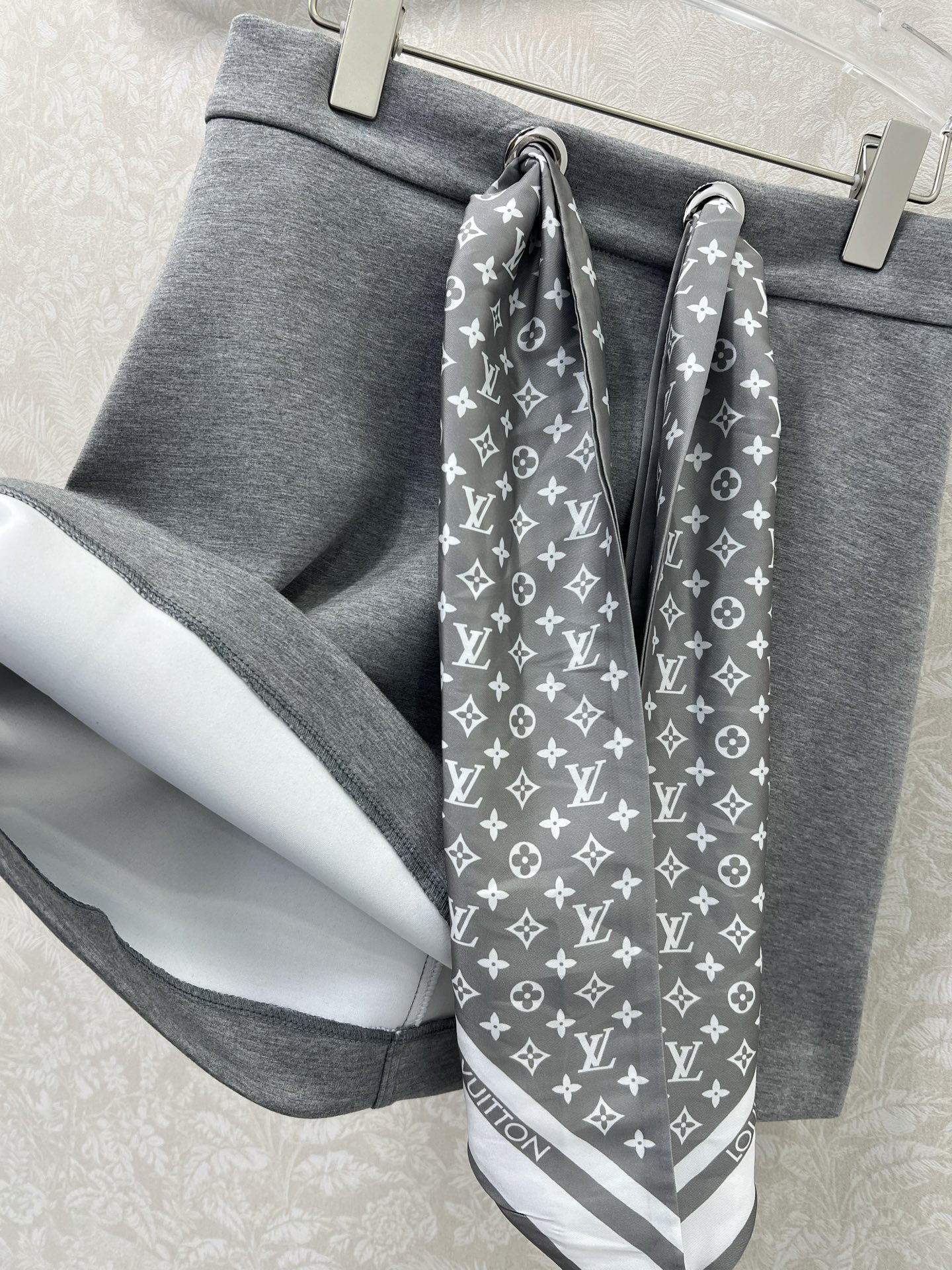 🔥🔥Louis Vuitt*n25新款腰头Monogram 丝巾结构短半裙！定制进口复合太空棉工艺面料质