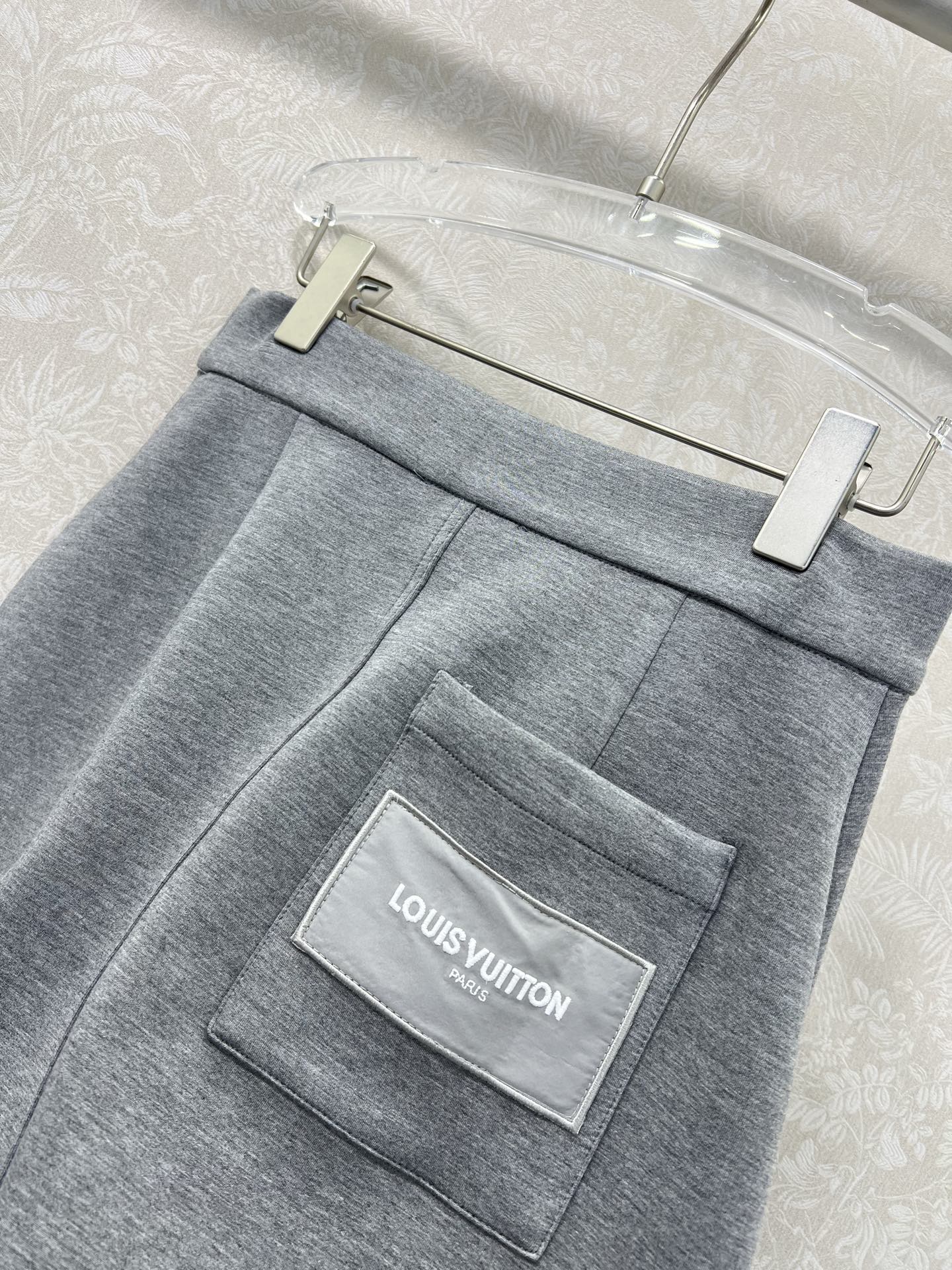 🔥🔥Louis Vuitt*n25新款腰头Monogram 丝巾结构短半裙！定制进口复合太空棉工艺面料质