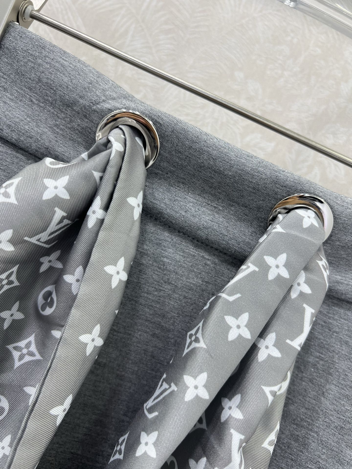 🔥🔥Louis Vuitt*n25新款腰头Monogram 丝巾结构短半裙！定制进口复合太空棉工艺面料质