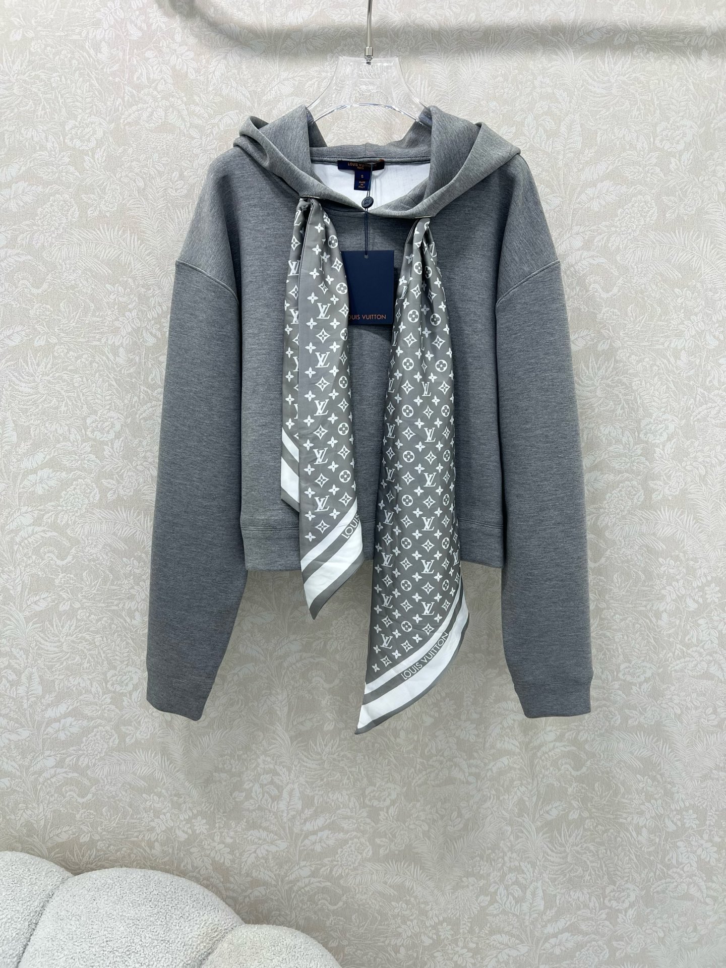 🔥🔥Louis Vuitt*n25新款领口Monogram 丝巾结构连帽卫衣！定制进口复合太空棉工艺面料