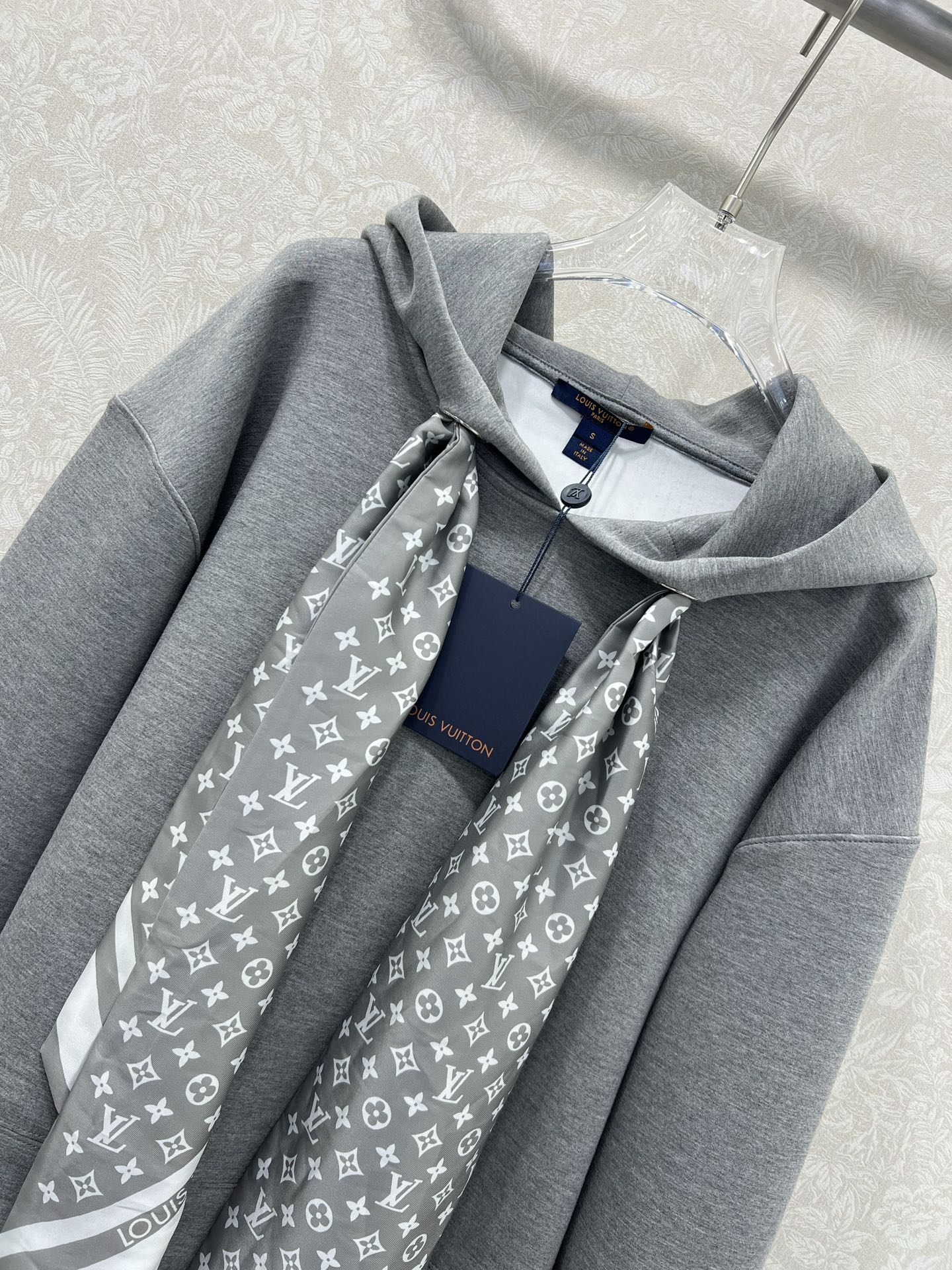 🔥🔥Louis Vuitt*n25新款领口Monogram 丝巾结构连帽卫衣！定制进口复合太空棉工艺面料