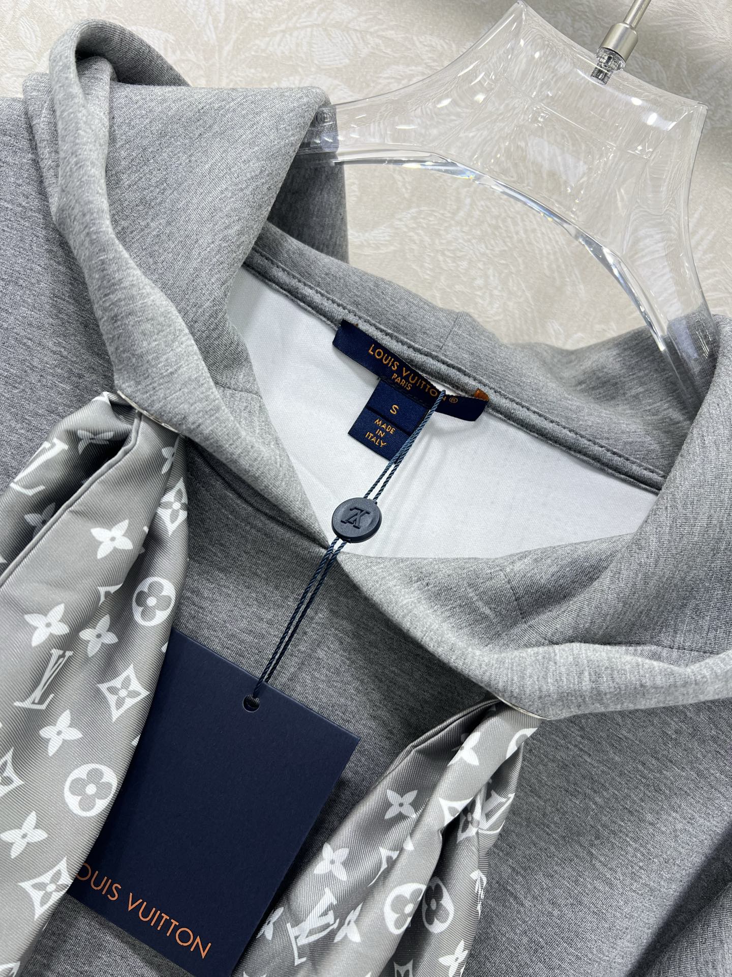 🔥🔥Louis Vuitt*n25新款领口Monogram 丝巾结构连帽卫衣！定制进口复合太空棉工艺面料