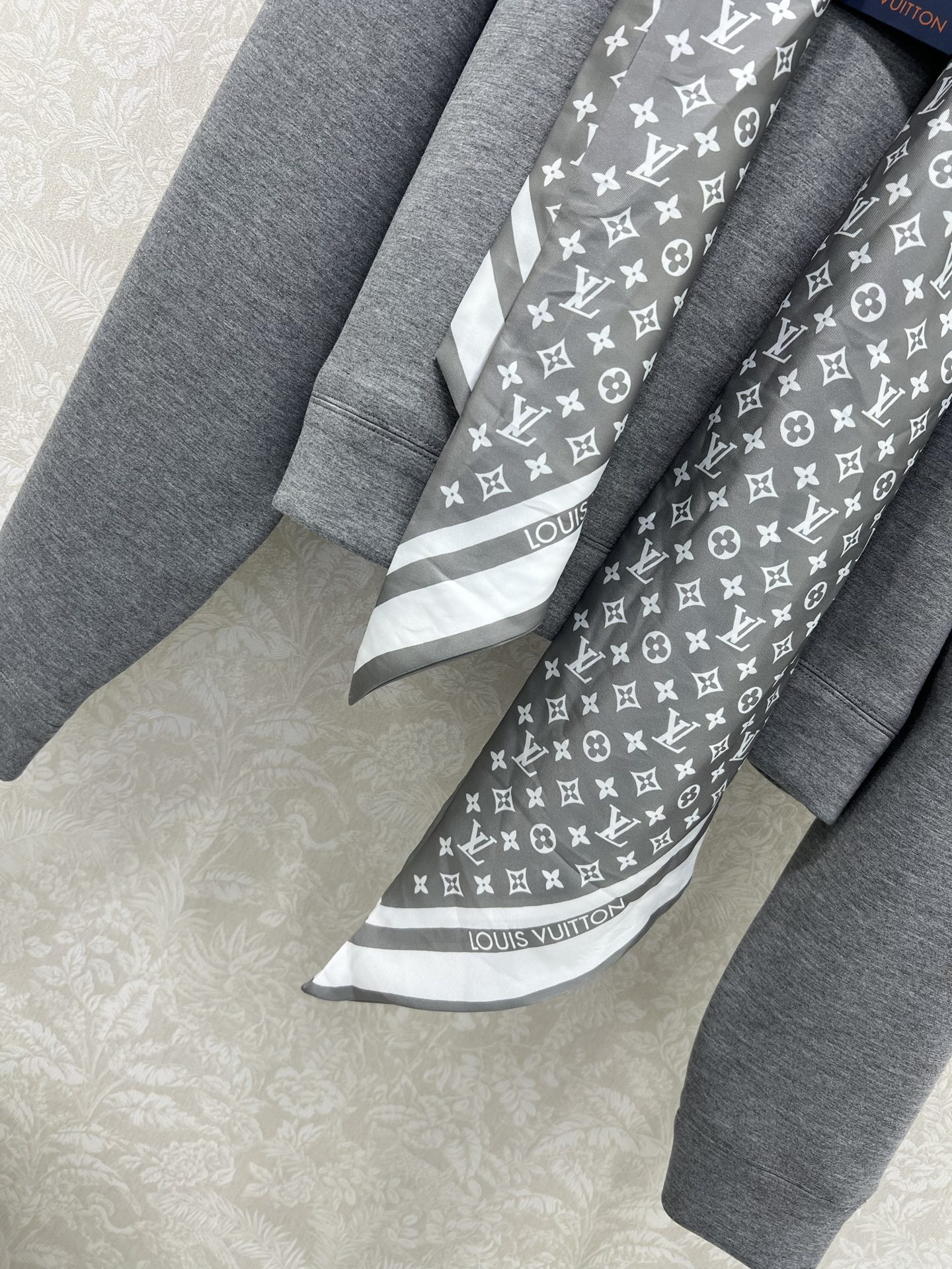 🔥🔥Louis Vuitt*n25新款领口Monogram 丝巾结构连帽卫衣！定制进口复合太空棉工艺面料