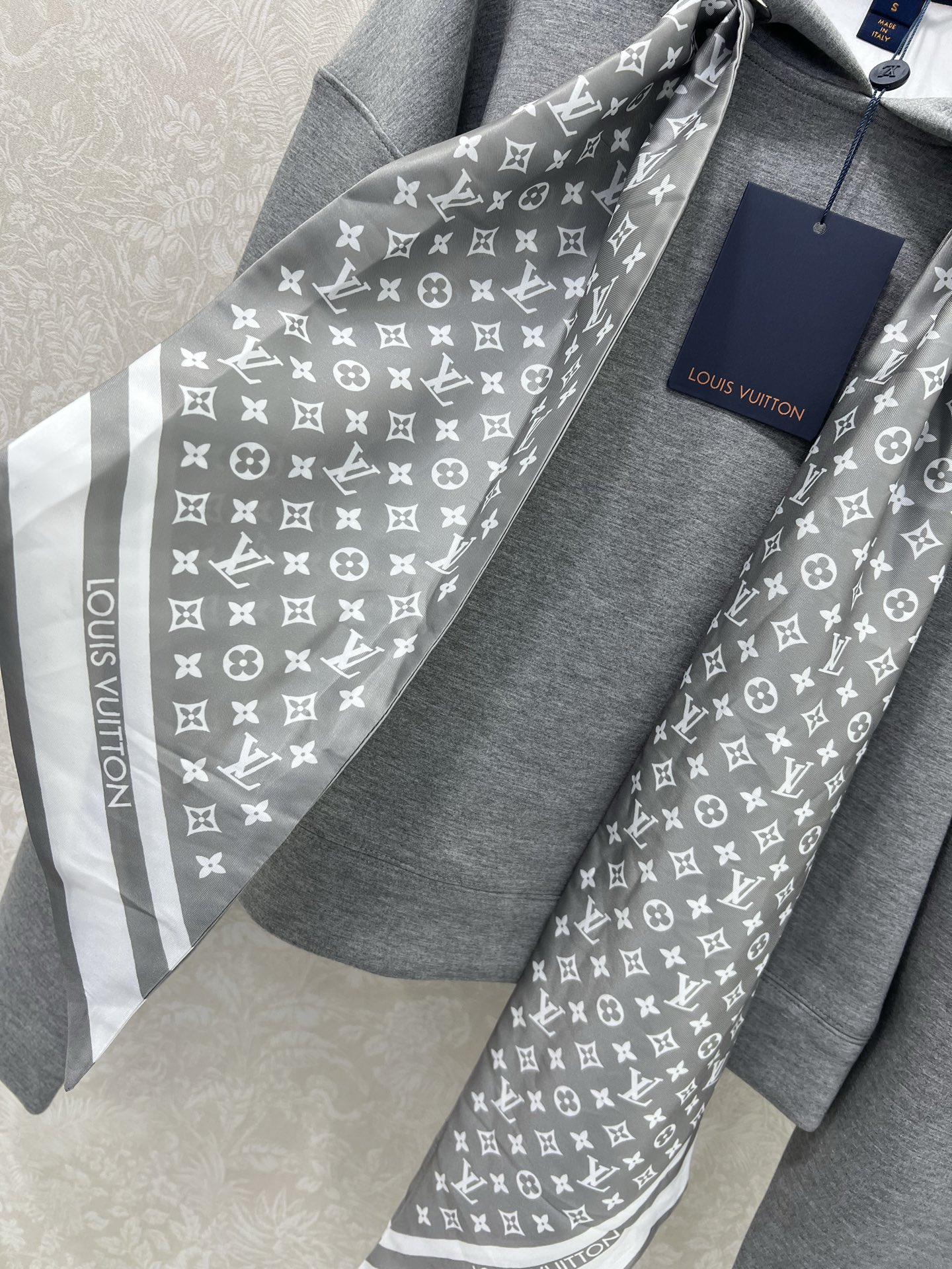 🔥🔥Louis Vuitt*n25新款领口Monogram 丝巾结构连帽卫衣！定制进口复合太空棉工艺面料