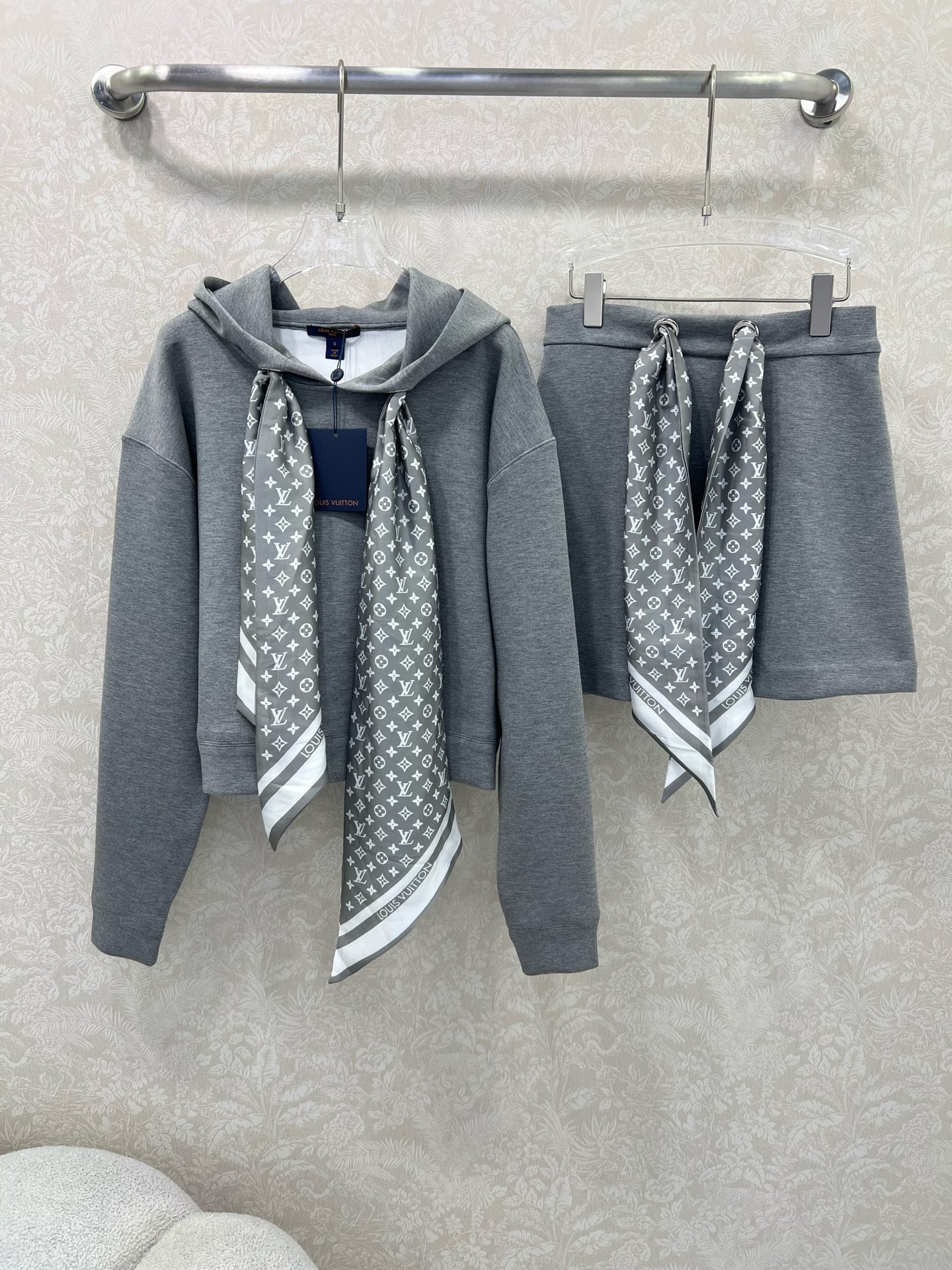 🔥🔥Louis Vuitt*n25新款领口Monogram 丝巾结构连帽卫衣！定制进口复合太空棉工艺面料