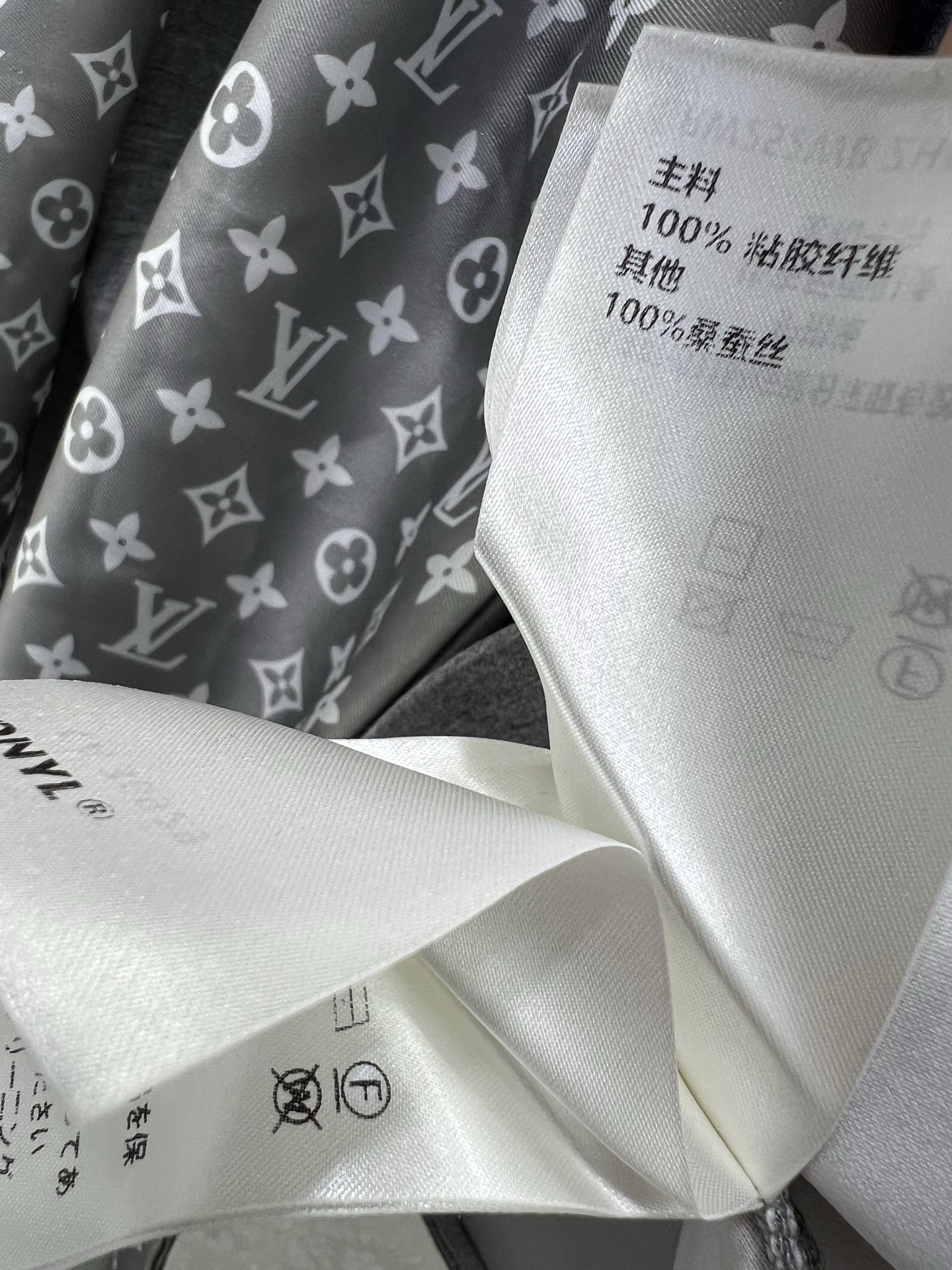 🔥🔥Louis Vuitt*n25新款领口Monogram 丝巾结构连帽卫衣！定制进口复合太空棉工艺面料