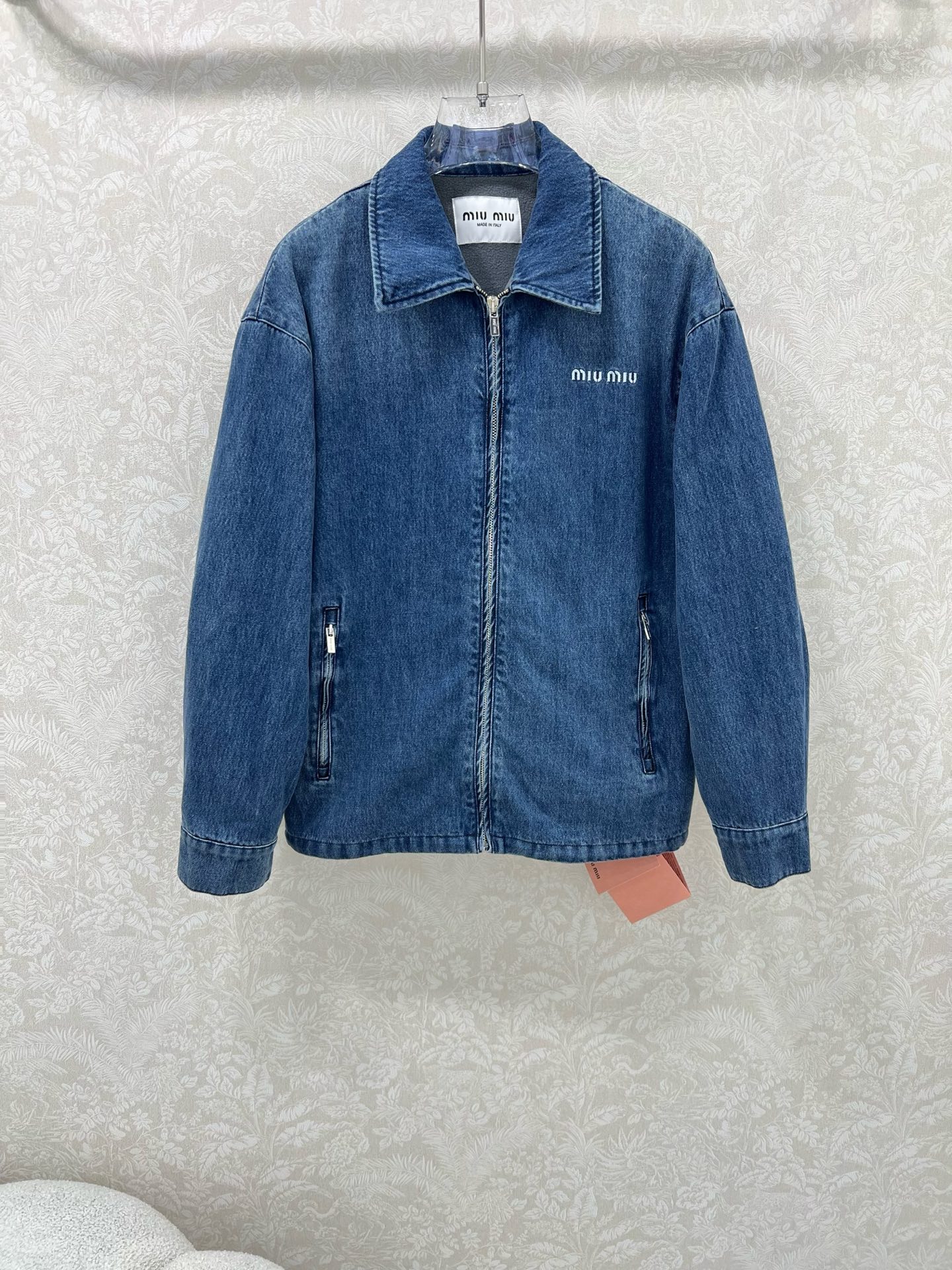 🔥🔥miuMi*25新款系知识分子时髦风加绒翻领牛仔夹克外套！内衬薄绒保暖性拉满 复古风甜妹减龄穿搭！刺