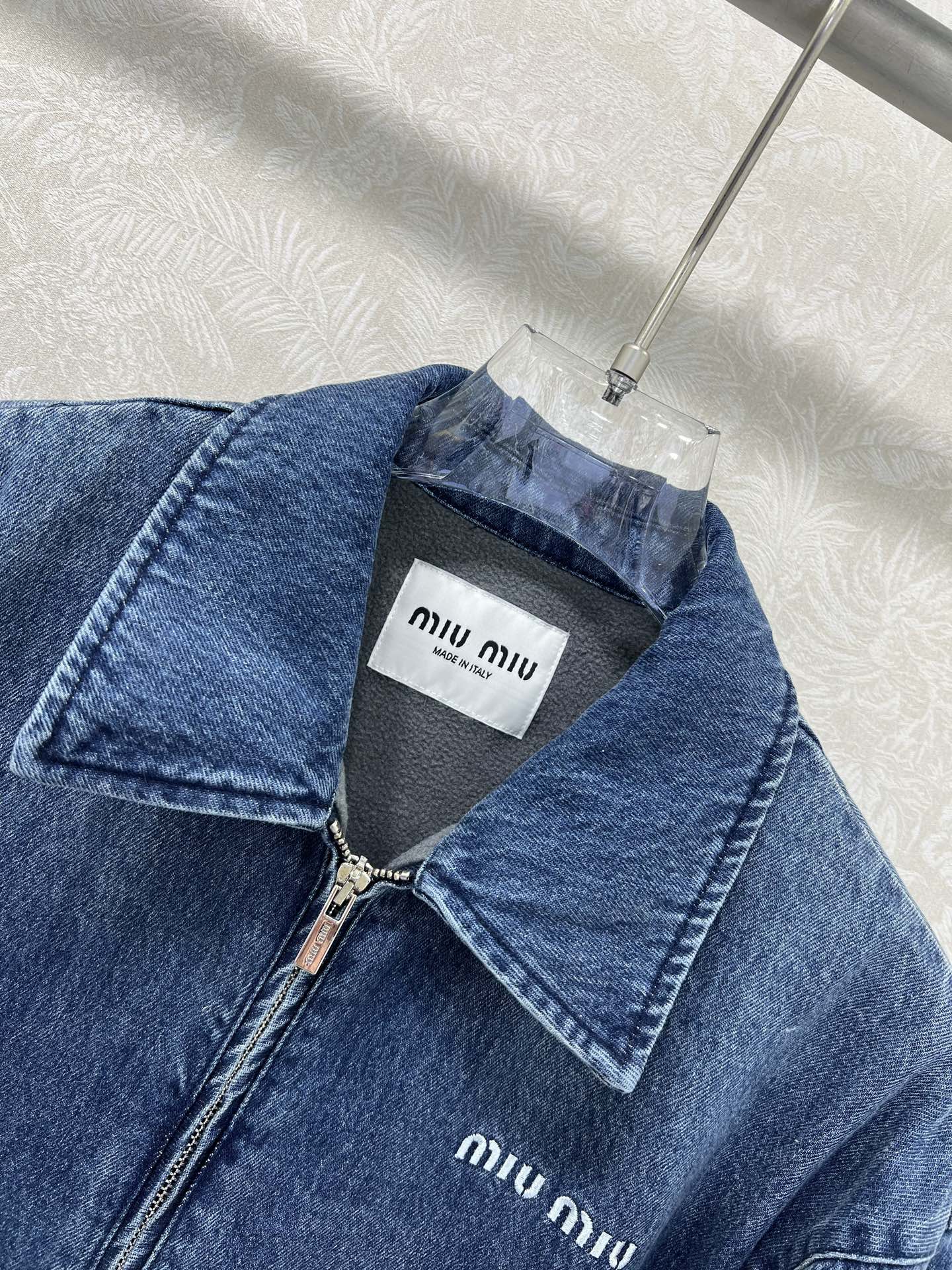 🔥🔥miuMi*25新款系知识分子时髦风加绒翻领牛仔夹克外套！内衬薄绒保暖性拉满 复古风甜妹减龄穿搭！刺