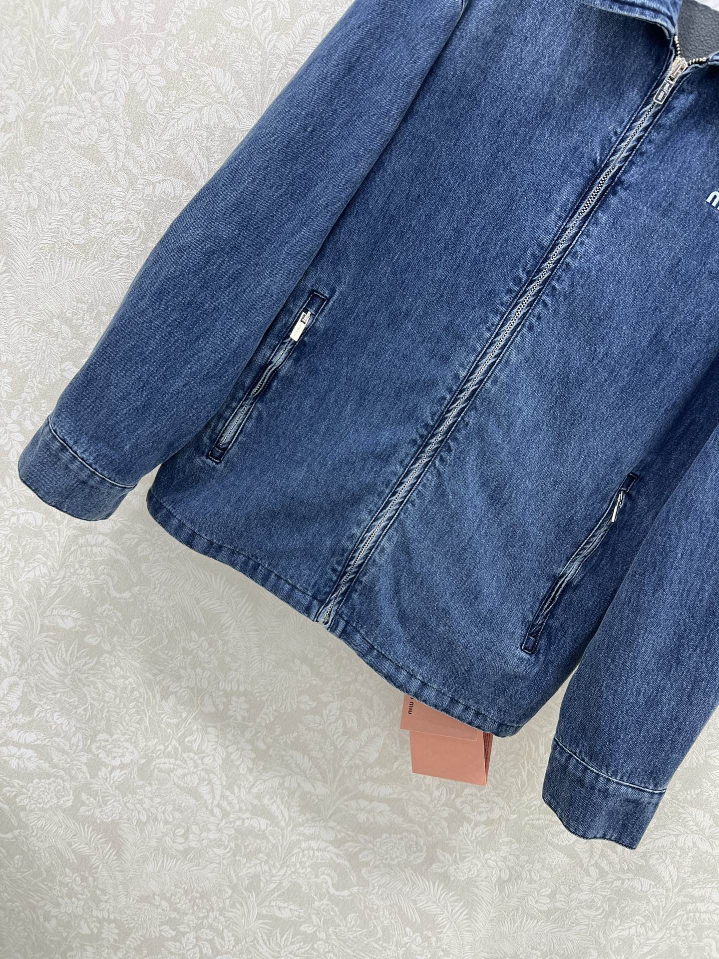 🔥🔥miuMi*25新款系知识分子时髦风加绒翻领牛仔夹克外套！内衬薄绒保暖性拉满 复古风甜妹减龄穿搭！刺