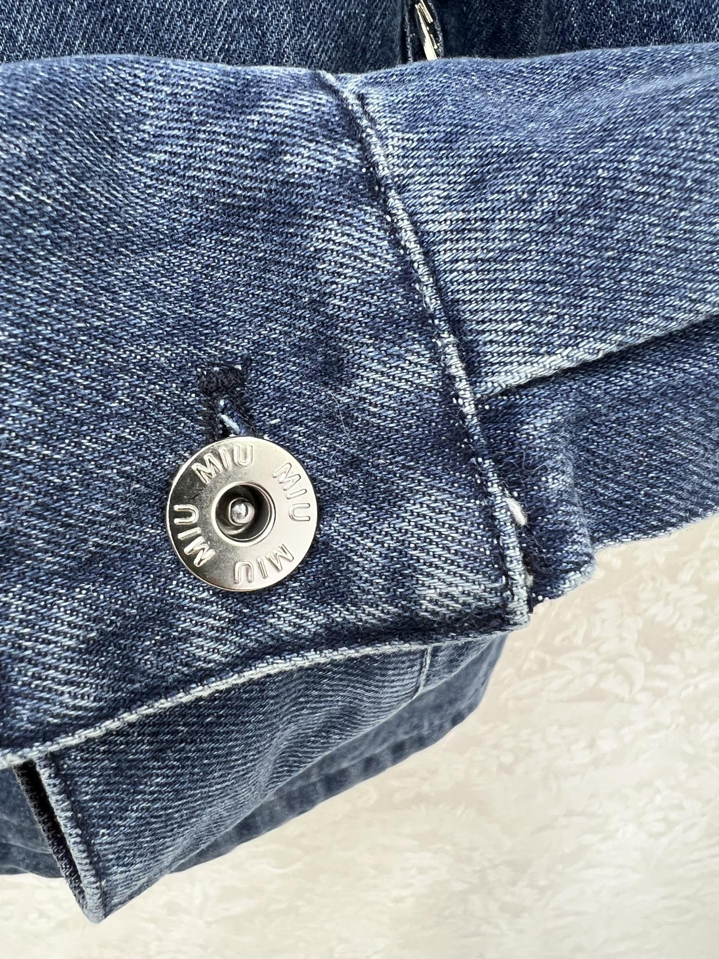 🔥🔥miuMi*25新款系知识分子时髦风加绒翻领牛仔夹克外套！内衬薄绒保暖性拉满 复古风甜妹减龄穿搭！刺