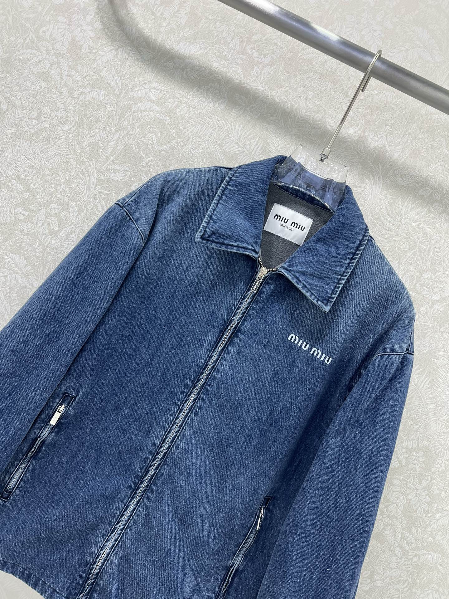 🔥🔥miuMi*25新款系知识分子时髦风加绒翻领牛仔夹克外套！内衬薄绒保暖性拉满 复古风甜妹减龄穿搭！刺