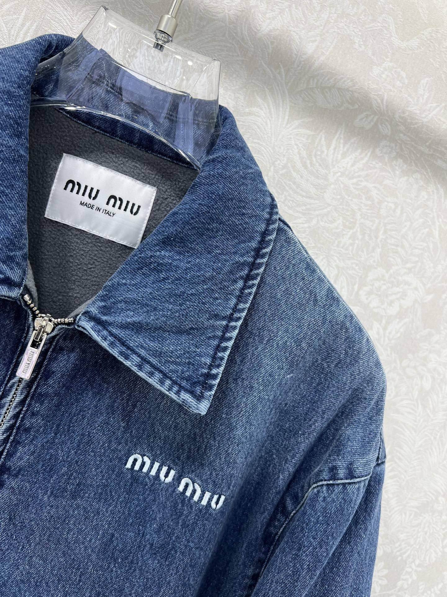 🔥🔥miuMi*25新款系知识分子时髦风加绒翻领牛仔夹克外套！内衬薄绒保暖性拉满 复古风甜妹减龄穿搭！刺