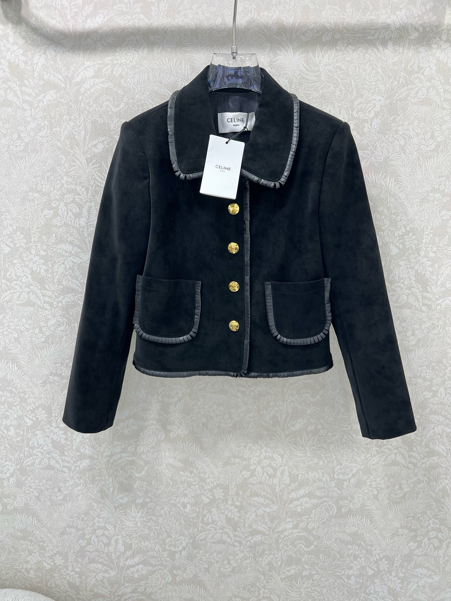 🔥🔥Celin*25新款系列款重工撞色皮绒外套
闭眼入的单品 定制凯旋门五金 随便一搭都气质感爆棚 订制