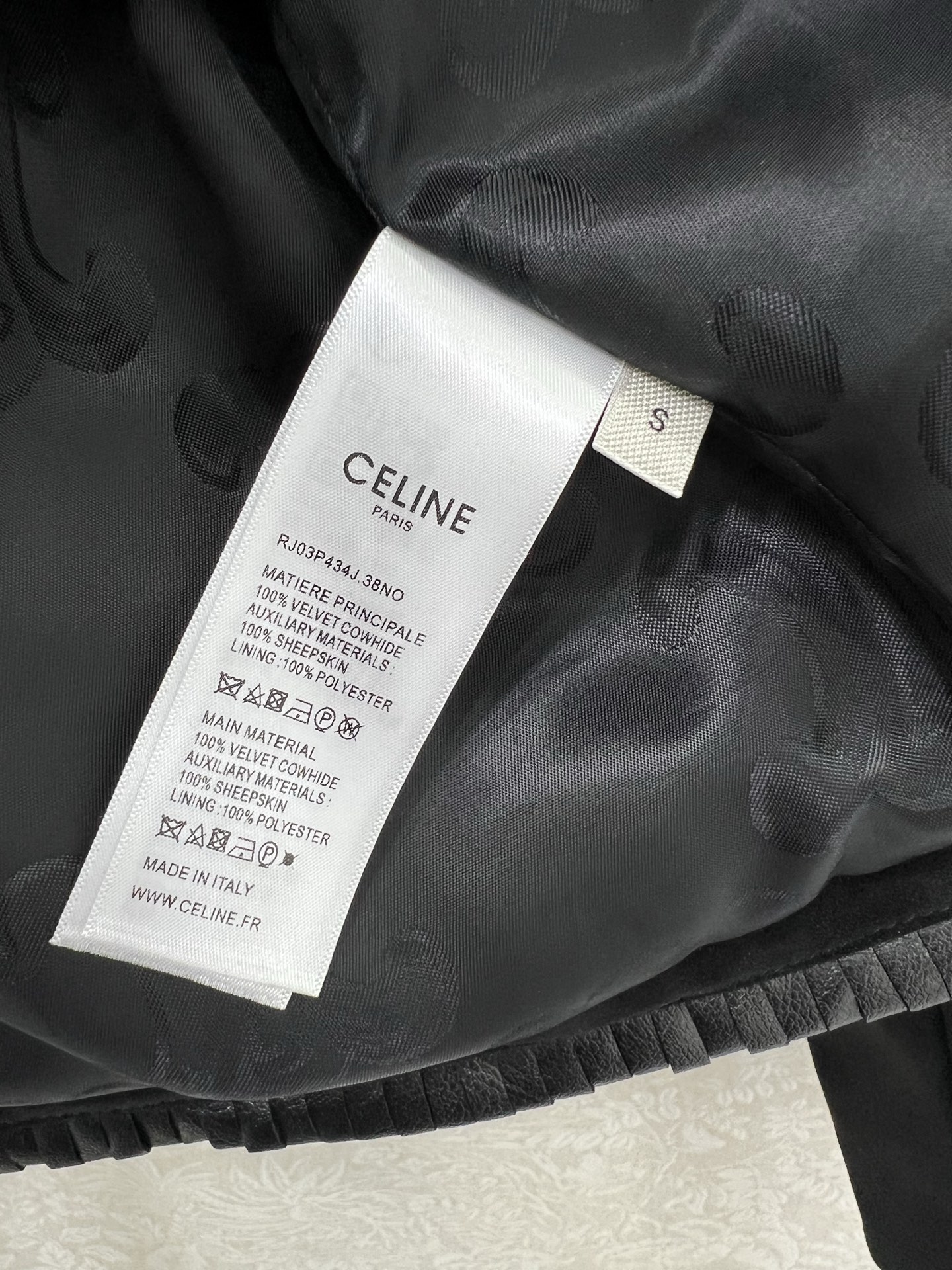 🔥🔥Celin*25新款系列款重工撞色皮绒外套
闭眼入的单品 定制凯旋门五金 随便一搭都气质感爆棚 订制
