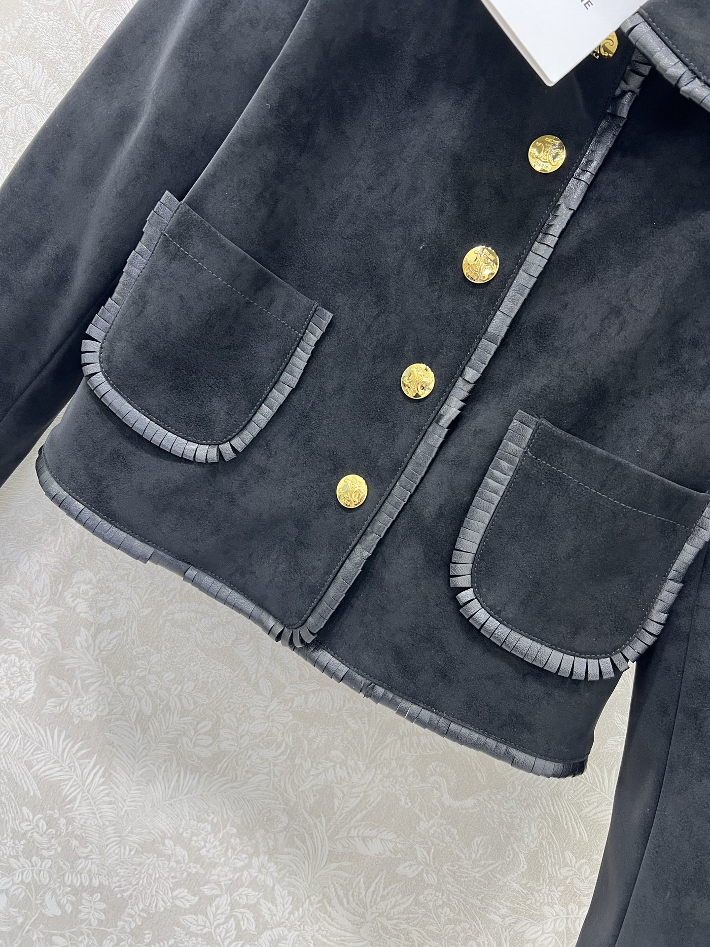 🔥🔥Celin*25新款系列款重工撞色皮绒外套
闭眼入的单品 定制凯旋门五金 随便一搭都气质感爆棚 订制