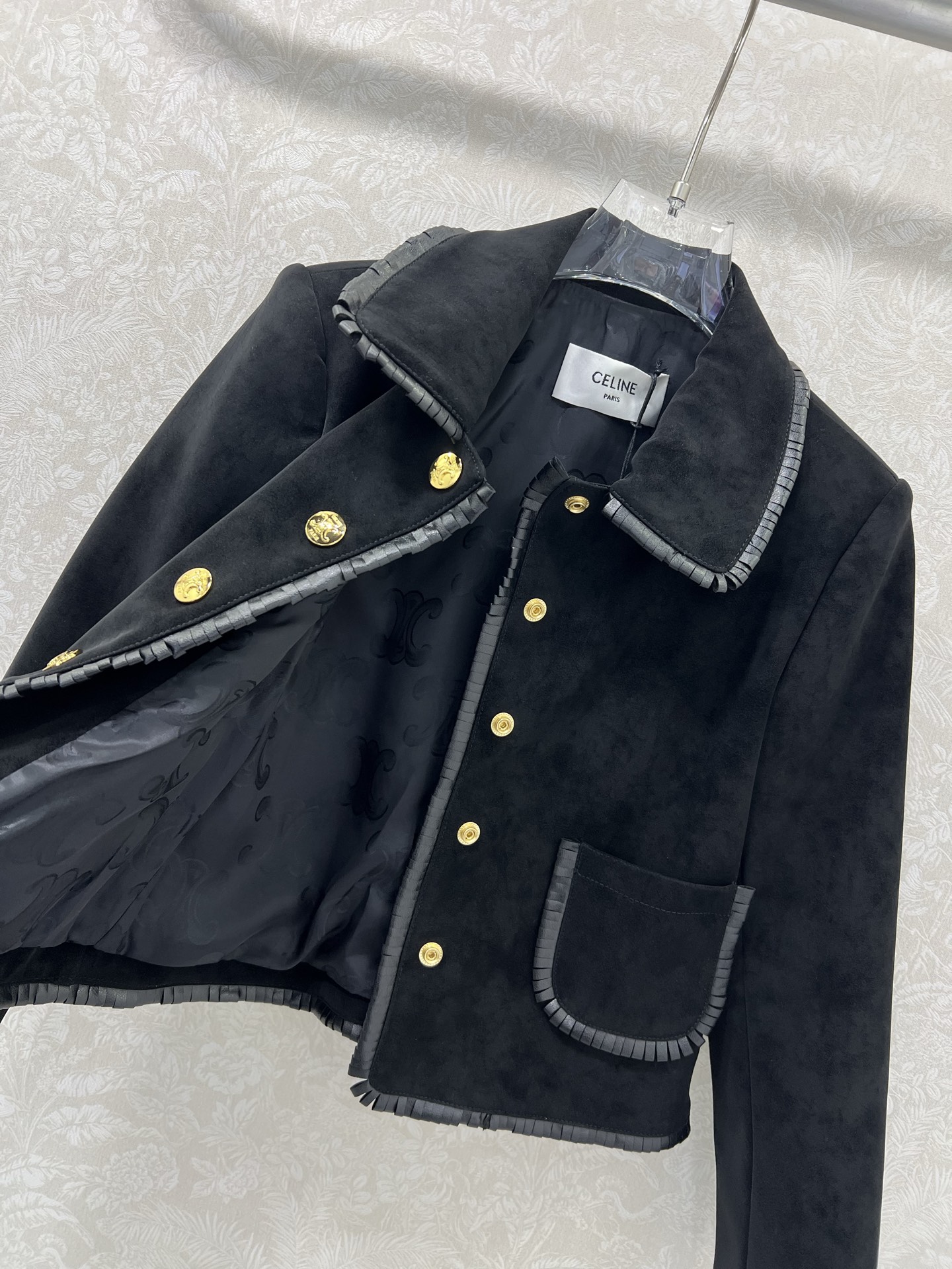 🔥🔥Celin*25新款系列款重工撞色皮绒外套
闭眼入的单品 定制凯旋门五金 随便一搭都气质感爆棚 订制