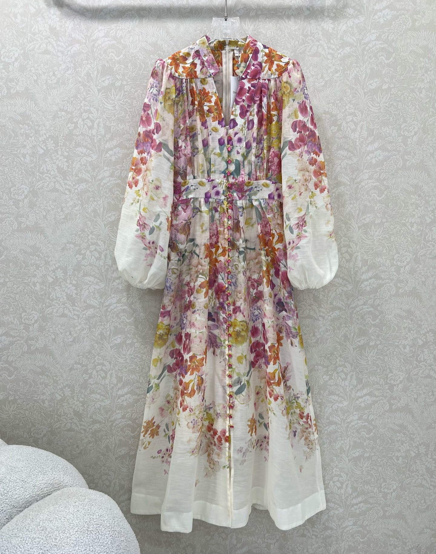 NO:677021,Zimmerman*/Zimmerman 25 new V-neck positioning floral pattern dress is made of pure cotton blended fabrics. The colorful flowers are full of visual effects. It has a very unique printed pattern. Lantern sleeve design. The central placket on the front is decorated with a row of fabric buttons. Paired with an inner suspender skirt, it is full of security. It shows the fresh and elegant temperament. Monochrome size 4 SML, Zimmerman-clothing, skirts,19860909Zimmerman*兹/默曼 25新款v领定位花卉图案连衣裙,选用纯棉混纺面料制成,繁花簇锦的花色视觉效果拉满 非常别致的印花图案 灯笼袖设计 正面中央门襟饰整排本布纽扣,配内搭吊带裙安全感满满 无敌彰显了清新典雅气质. 单色4码SML,兹默曼-服装,skirts,,Women's clothing