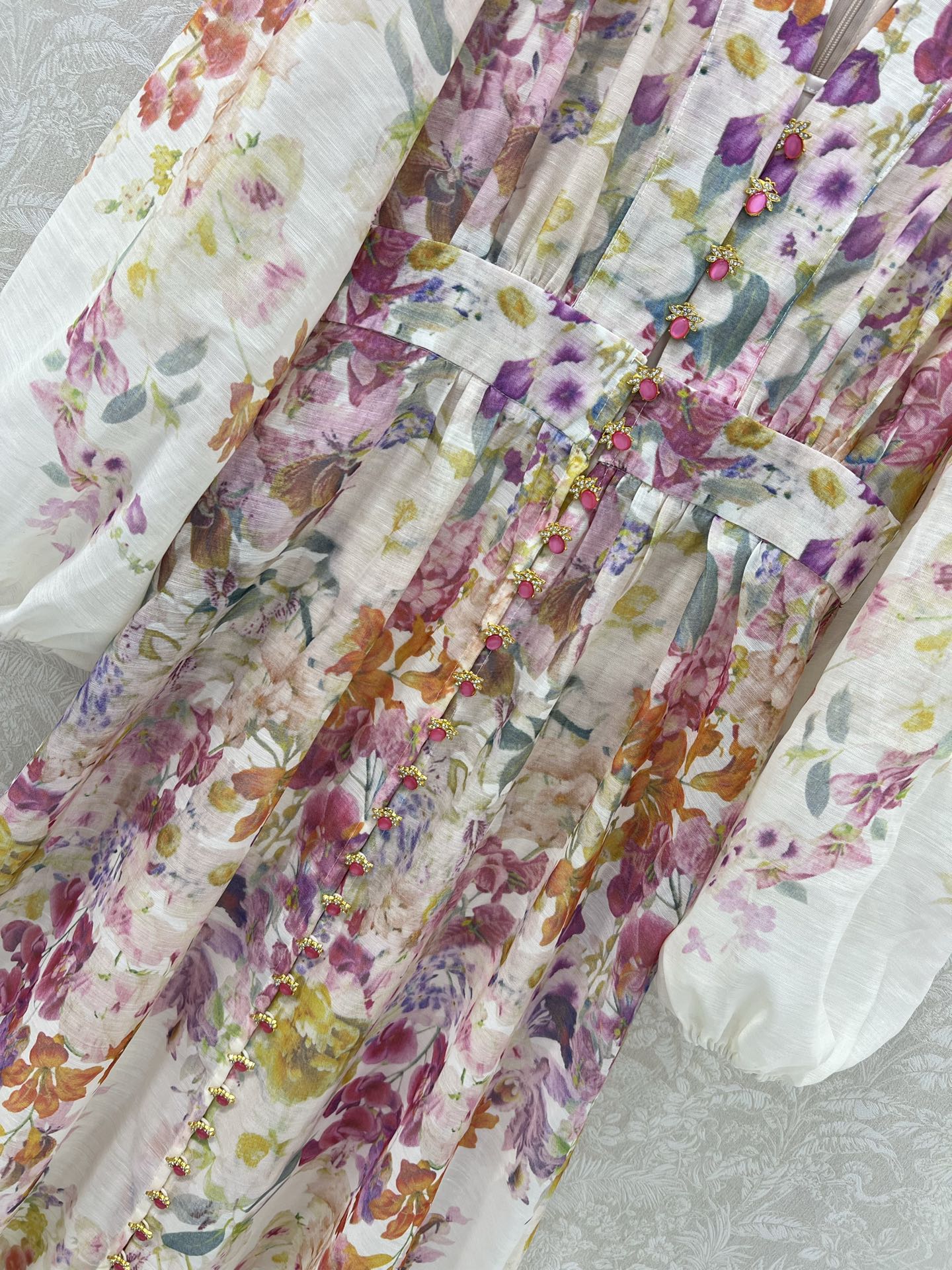 🔥🔥Zimmerman*兹/默曼 25新款v领定位花卉图案连衣裙👗，选用纯棉混纺面料制成，繁花簇锦的花色